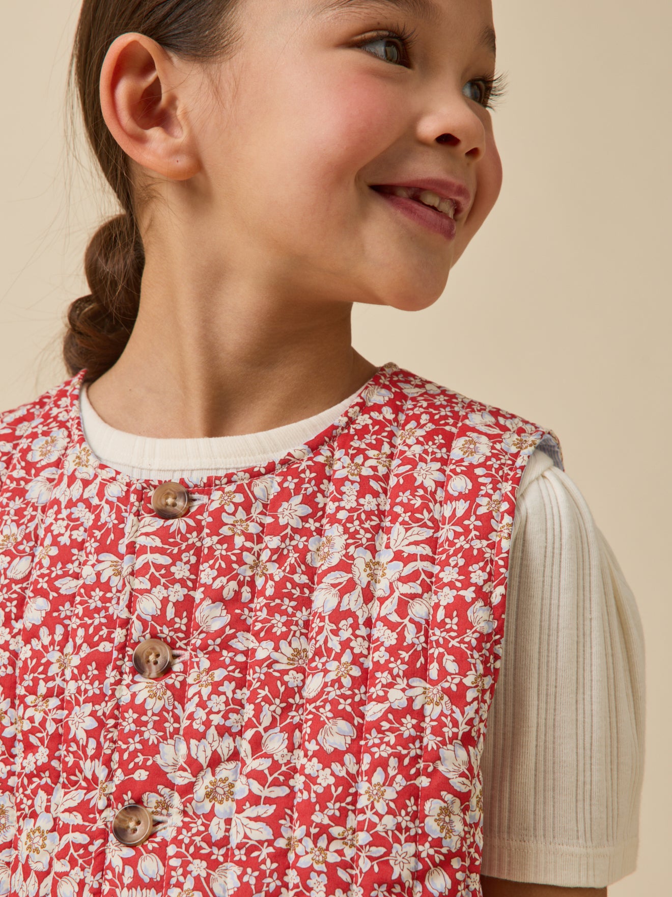 Gewatteerd mouwloos meisjesjasje in Liberty-stof