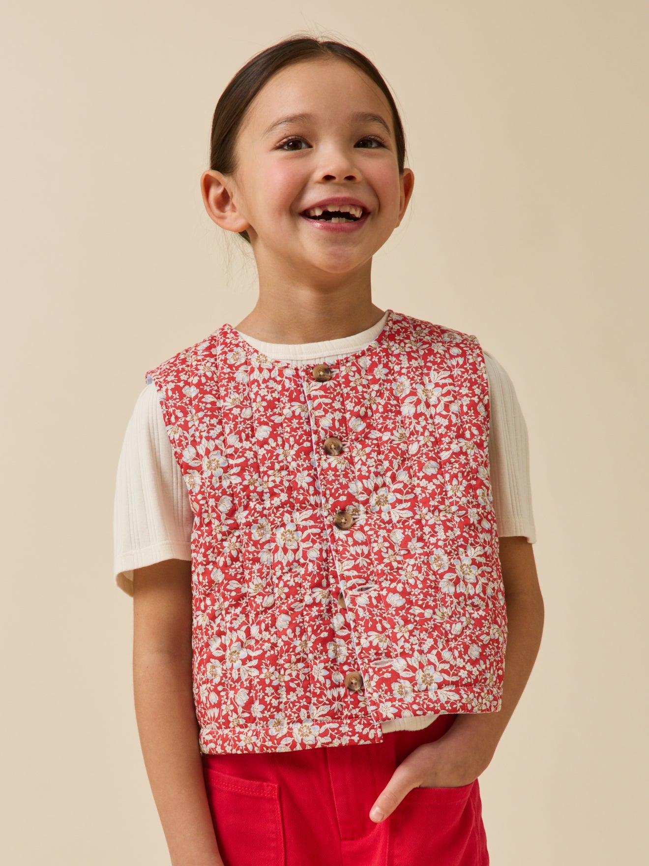 Gewatteerd mouwloos meisjesjasje in Liberty-stof