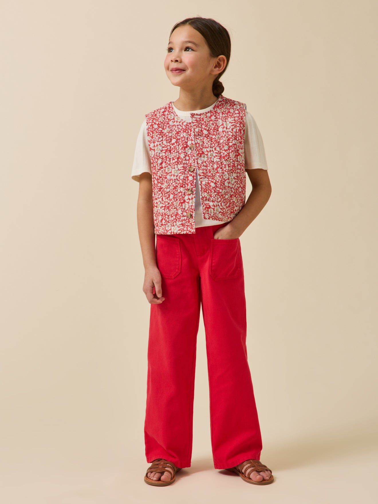 Gewatteerd mouwloos meisjesjasje in Liberty-stof