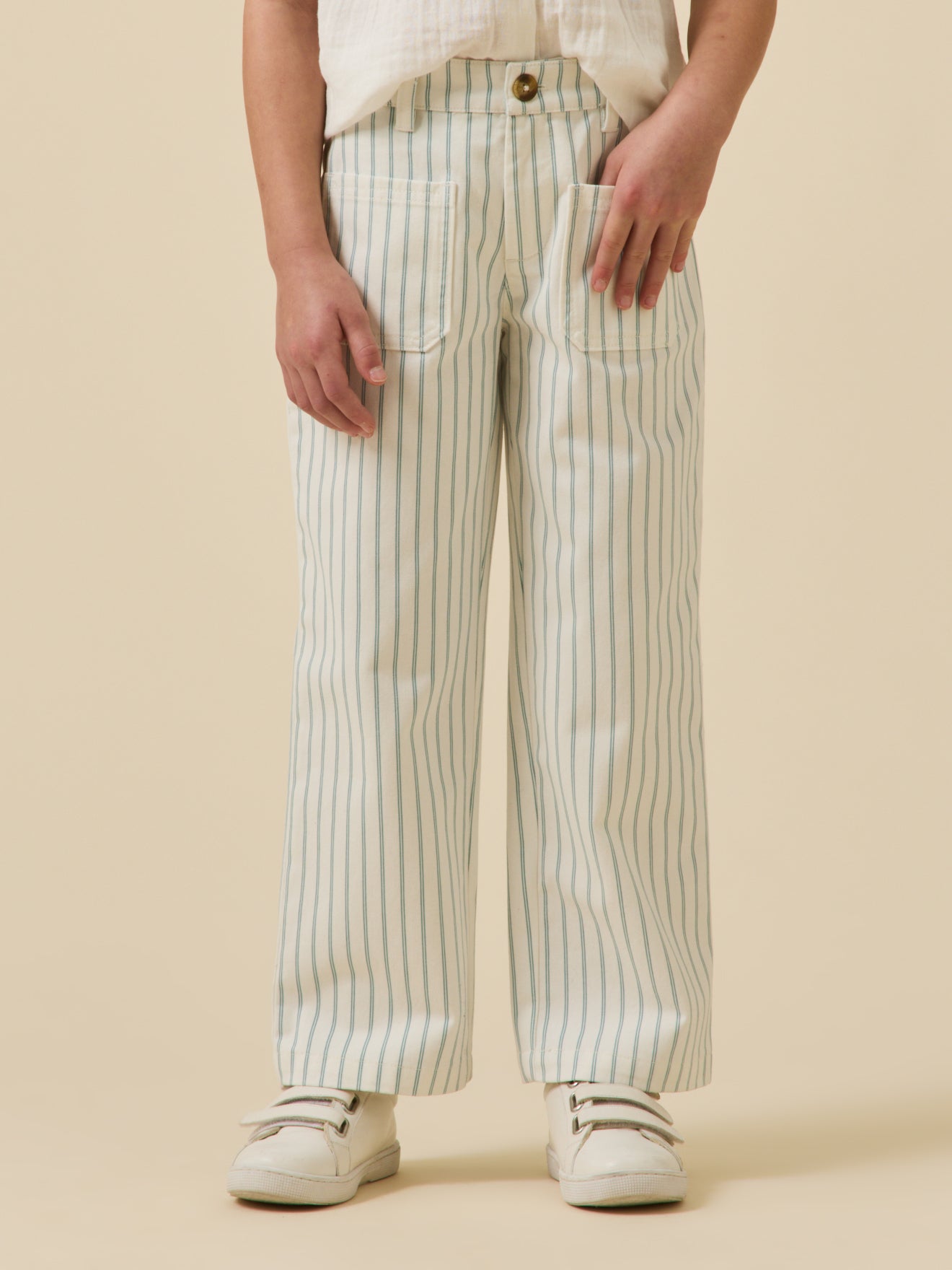 Meisjesbroek in gestreept denim