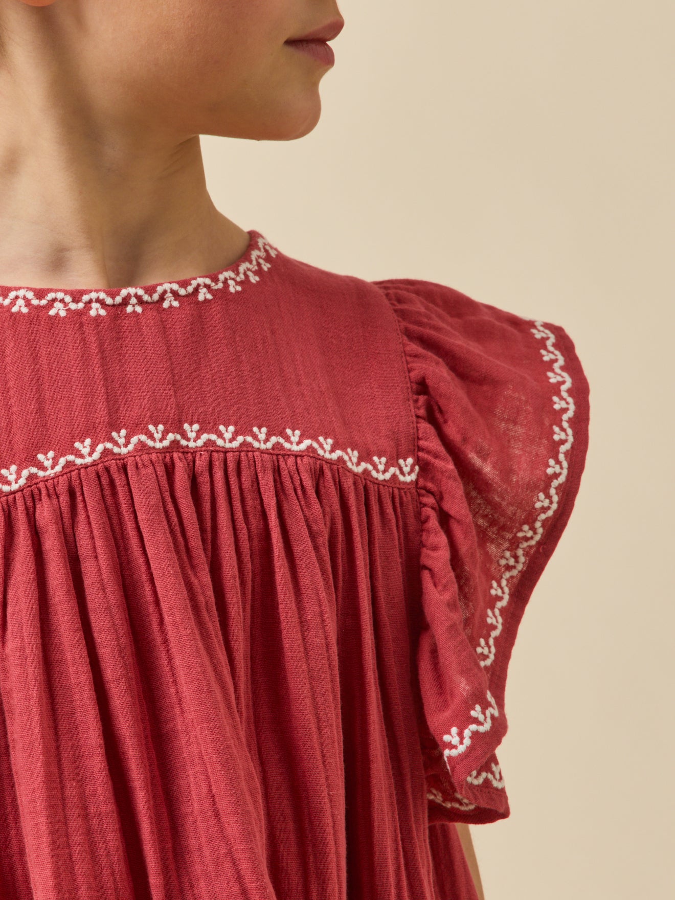 Geborduurde meisjesjurk in biokatoenen tetrastof