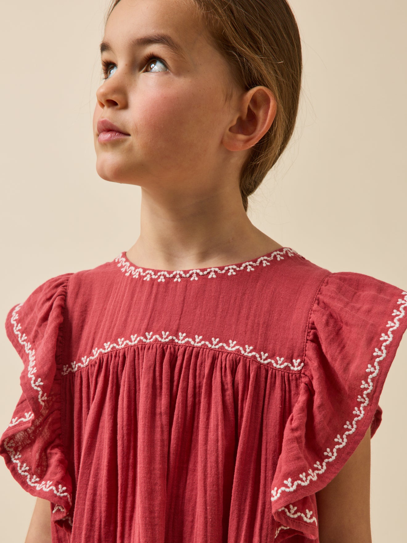 Geborduurde meisjesjurk in biokatoenen tetrastof