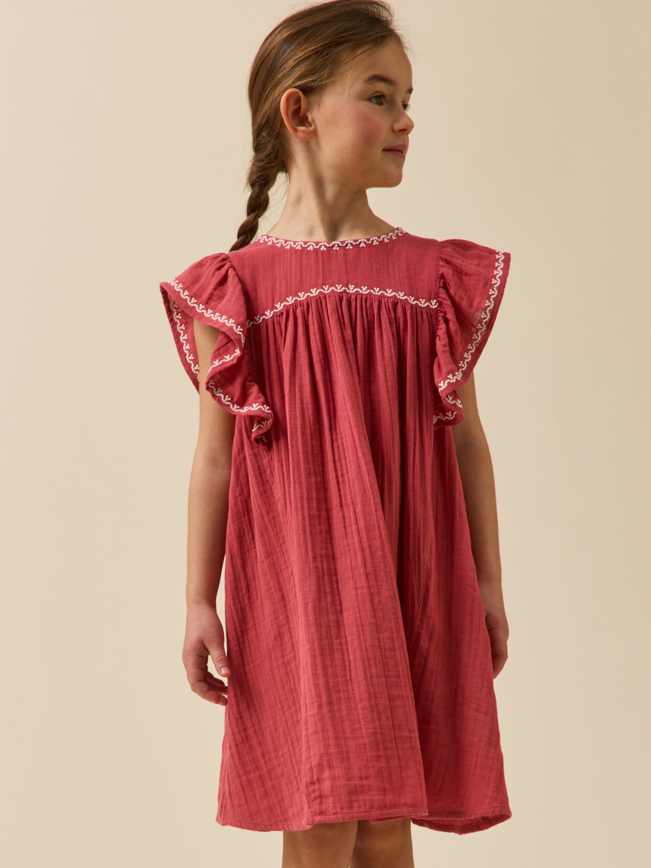 Geborduurde meisjesjurk in biokatoenen tetrastof