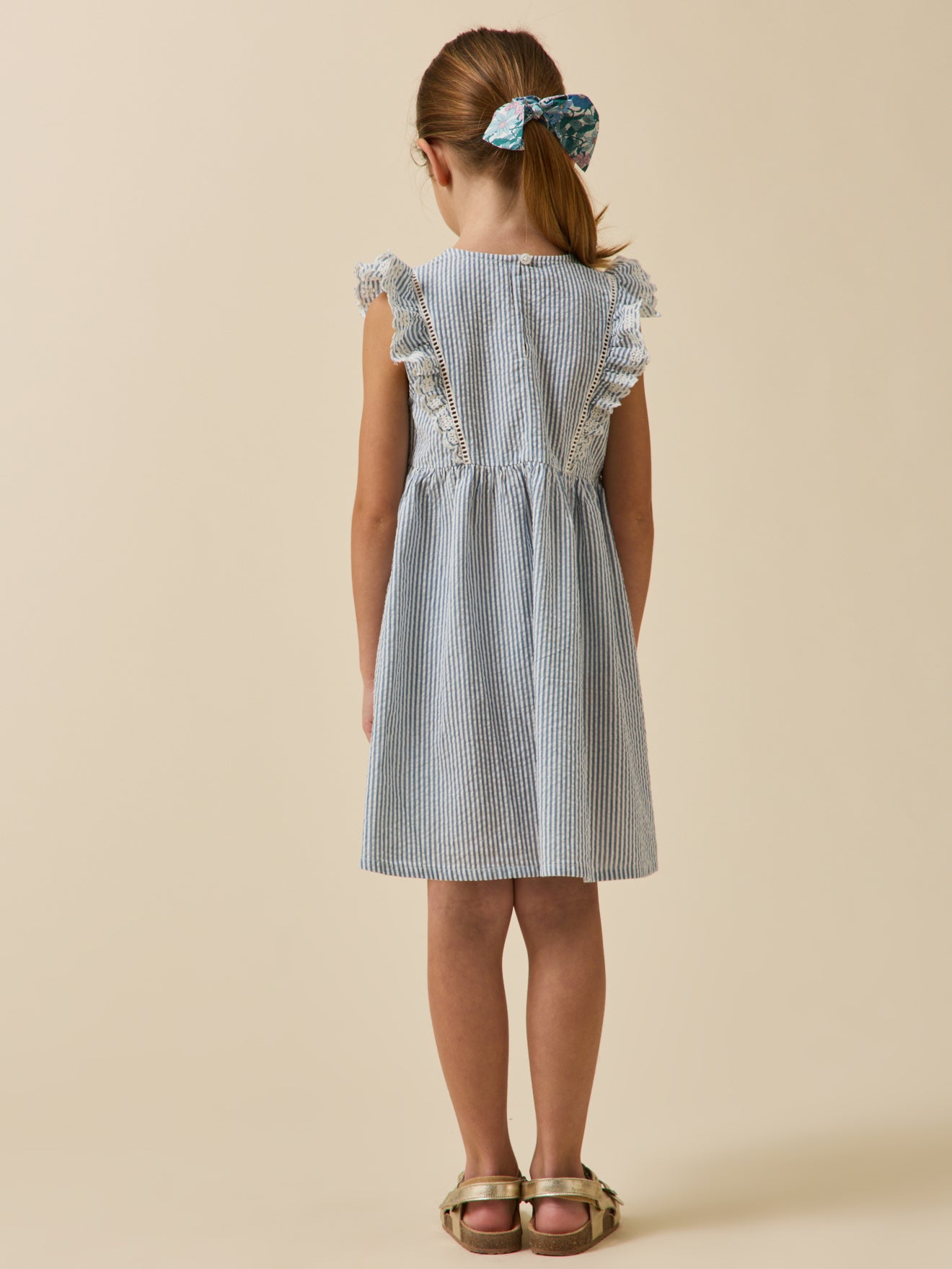 Gestreepte meisjesjurk in seersucker