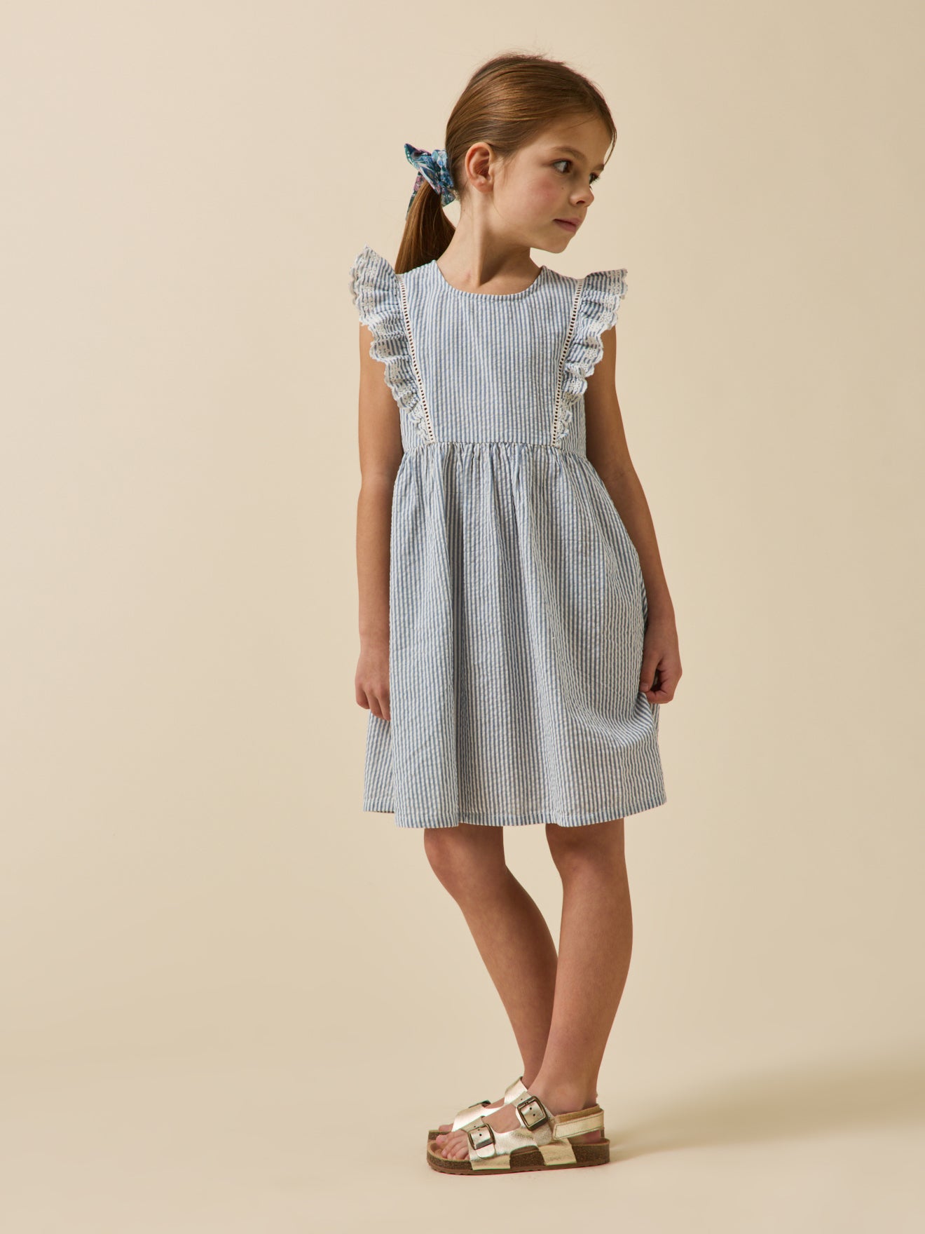 Gestreepte meisjesjurk in seersucker