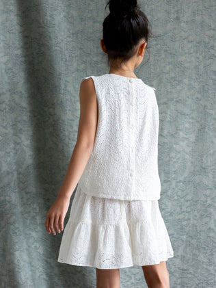 Meisjesbloes in broderie anglaise