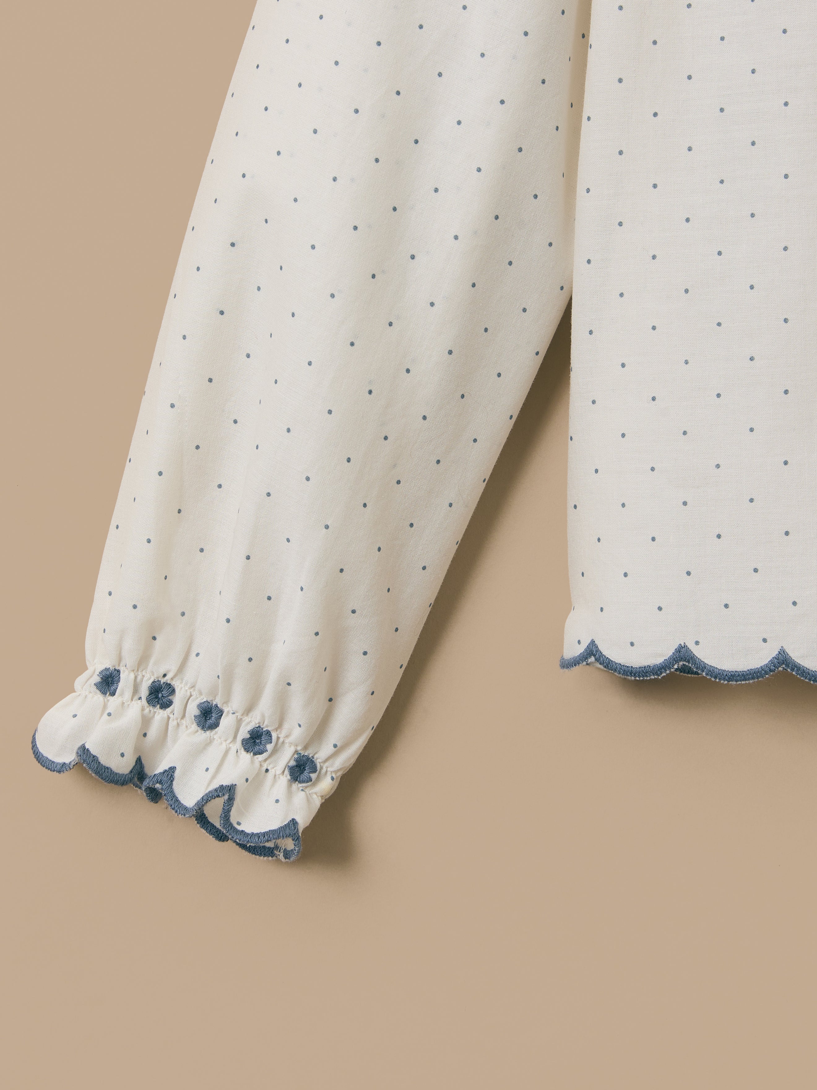 Meisjesbloes met borduursel