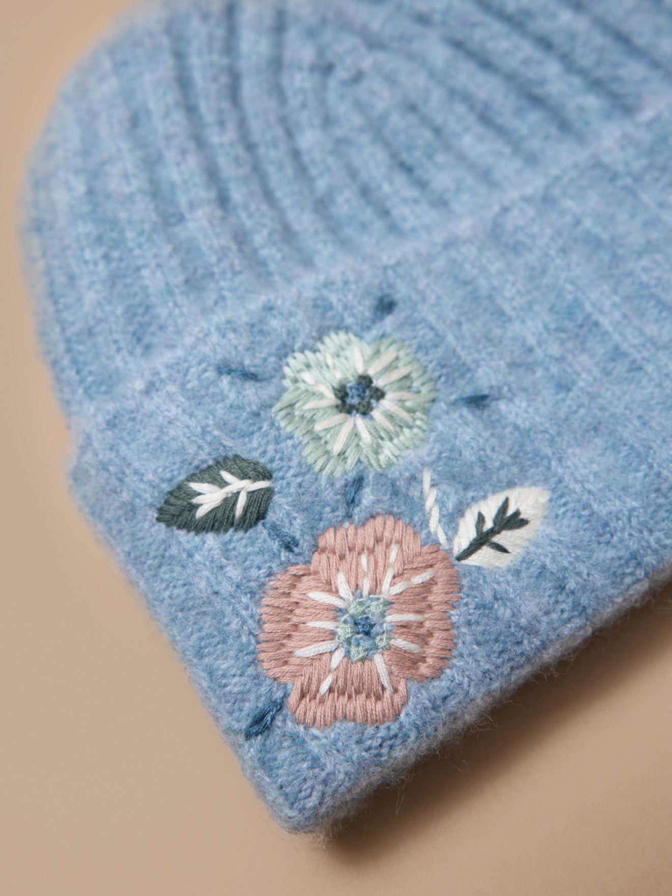 Geborduurde meisjesmuts in ribtricot