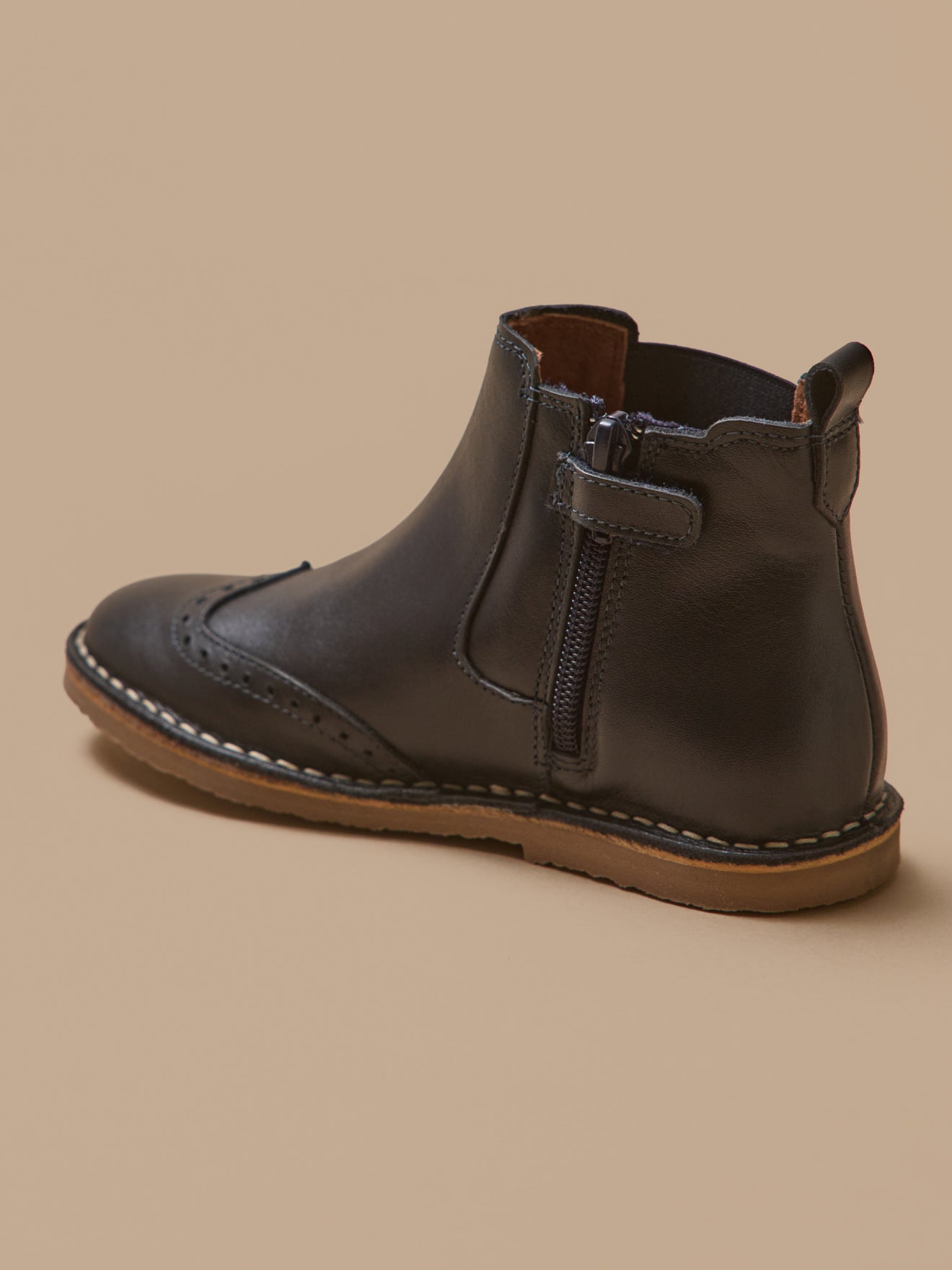 Leren meisjesboots met geperforeerde tip