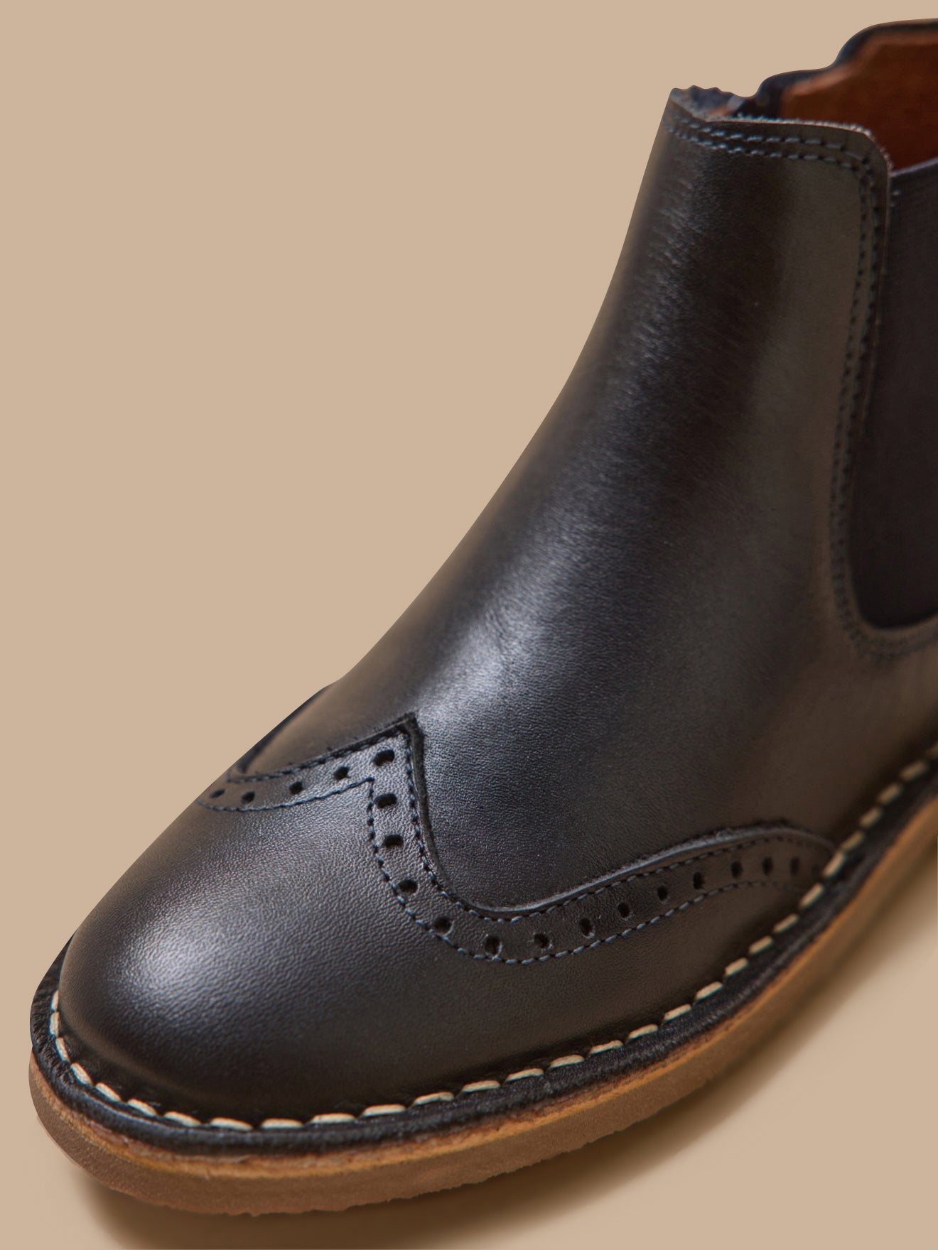 Leren meisjesboots met geperforeerde tip