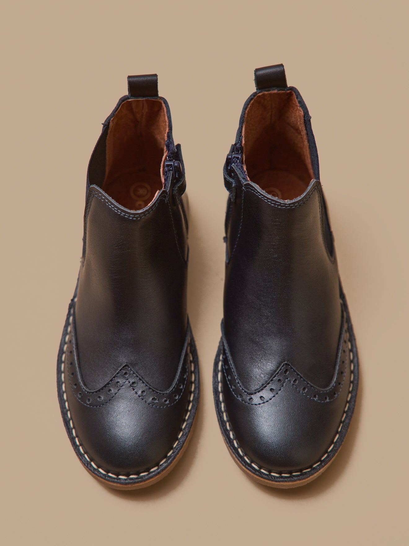 Leren meisjesboots met geperforeerde tip