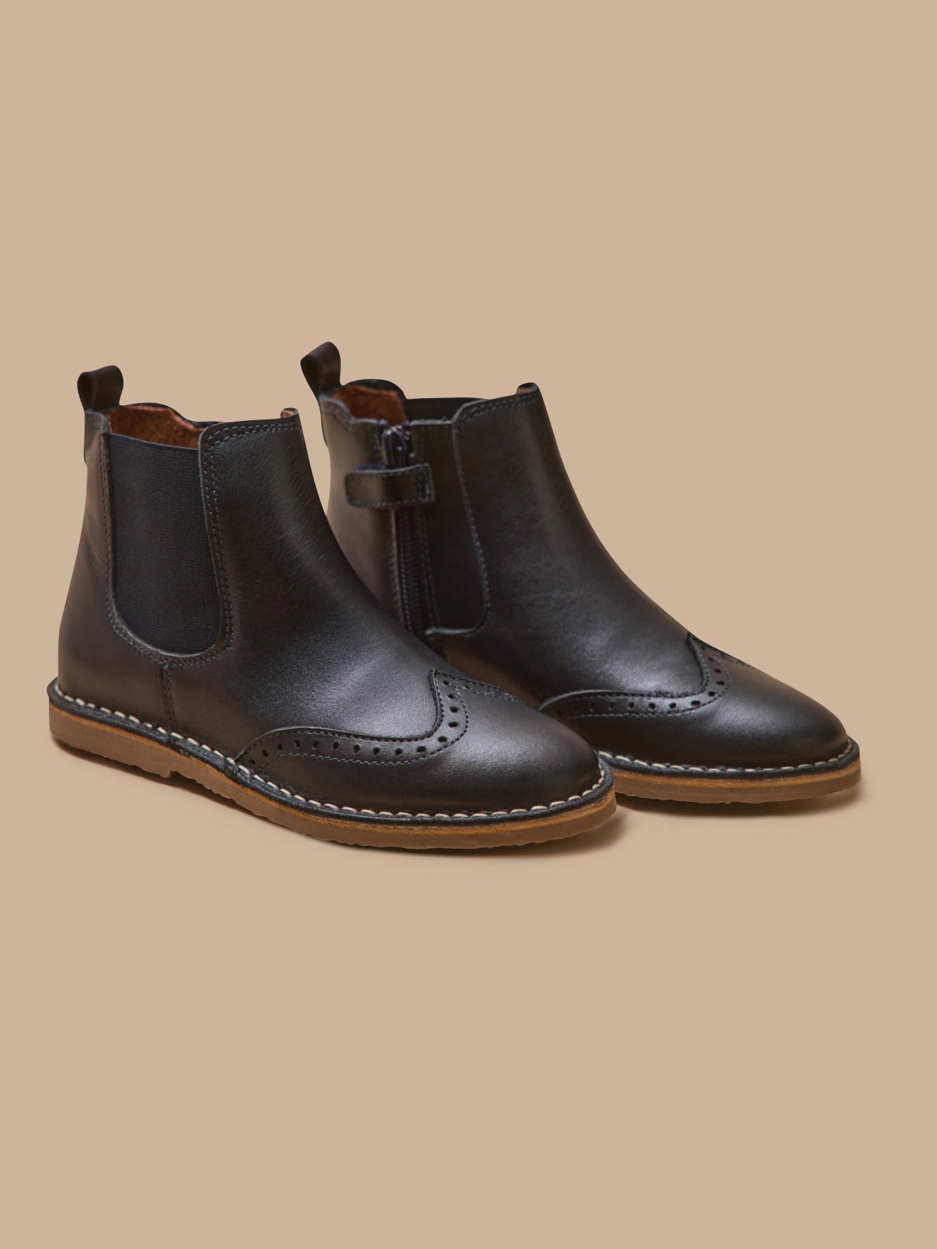 Leren meisjesboots met geperforeerde tip