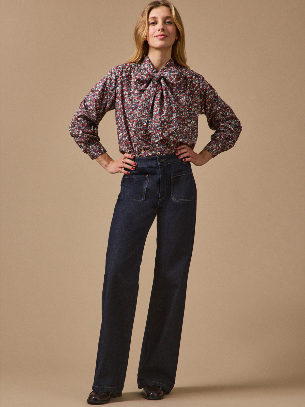 LOOKBOOK_DENIM_FEMME_DROIT_BRUT_AVEC_BLOUSE_LIBERTY