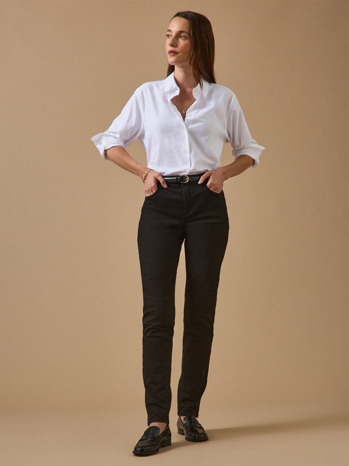 LOOKBOOK_DENIM_FEMME_SLIM_NOIR_AVEC_CHEMISE_BLANCHE