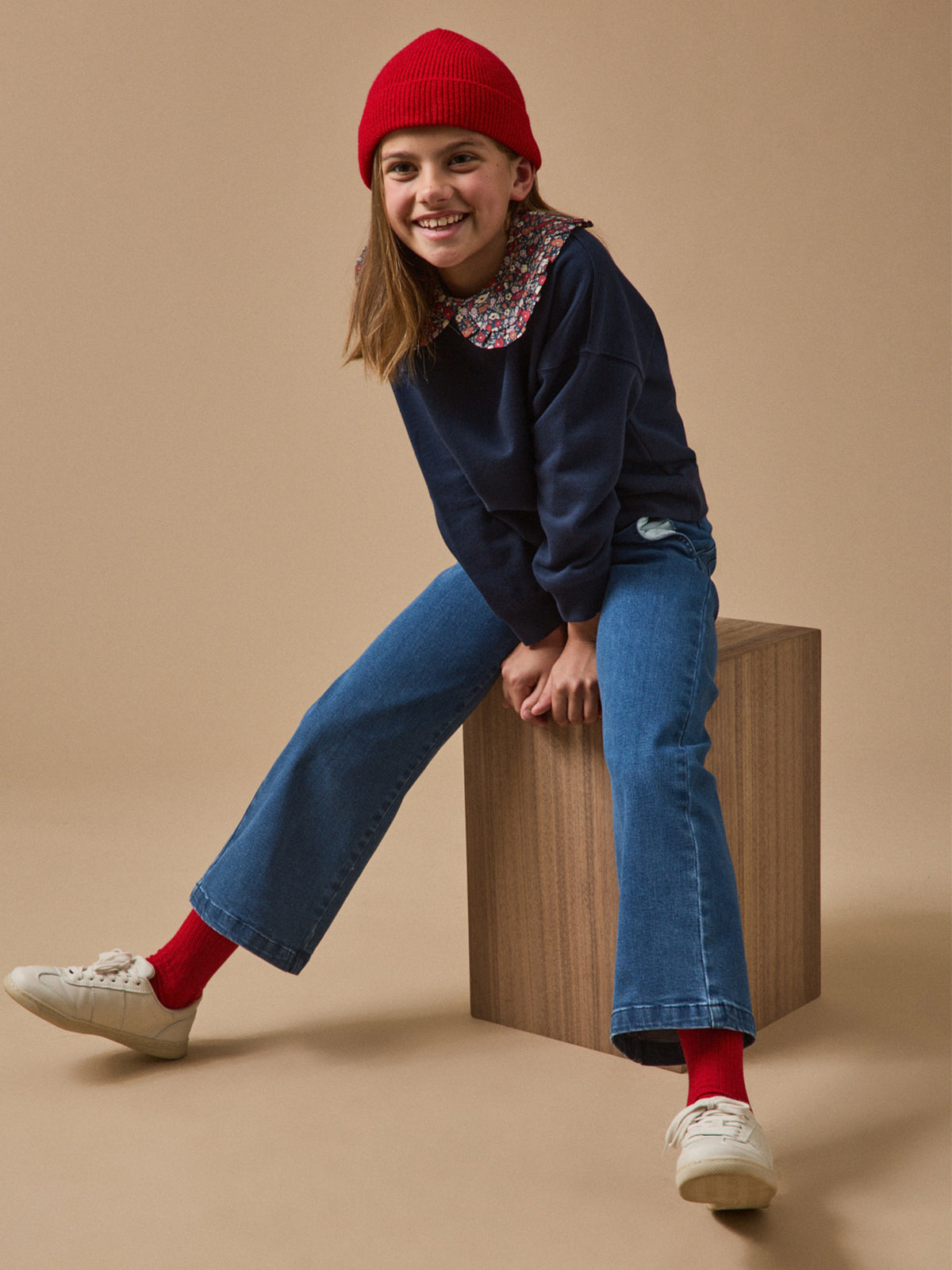 LOOKBOOK_DENIM_FILLE_jean_brut_pull_marine_et_bonnet_rouge