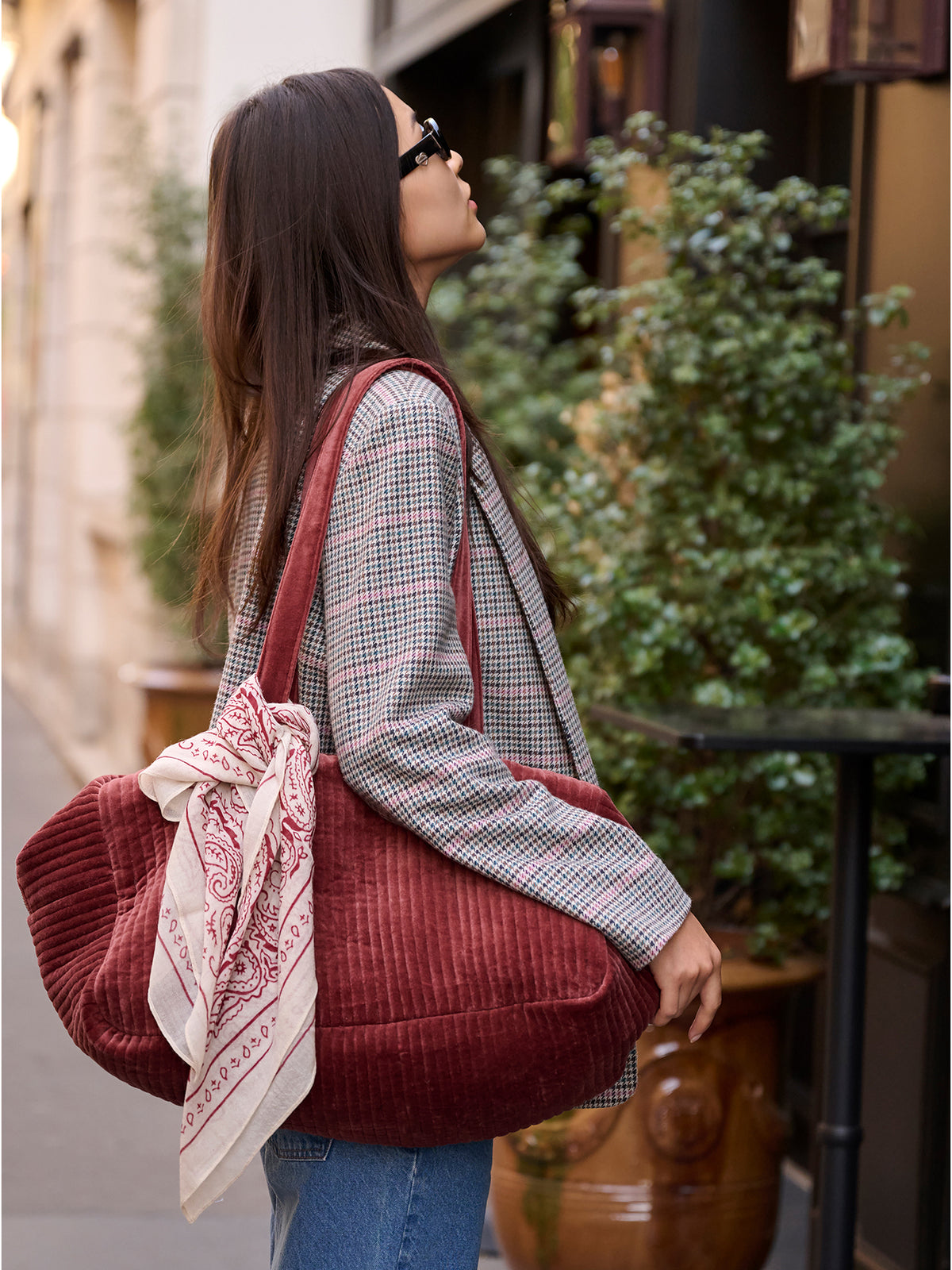 LOOKBOOK_GRAND_HOTEL_femme_avec_sac_velours_rouge_5fa721ee-4688-4f5c-8f97-44d896462c30