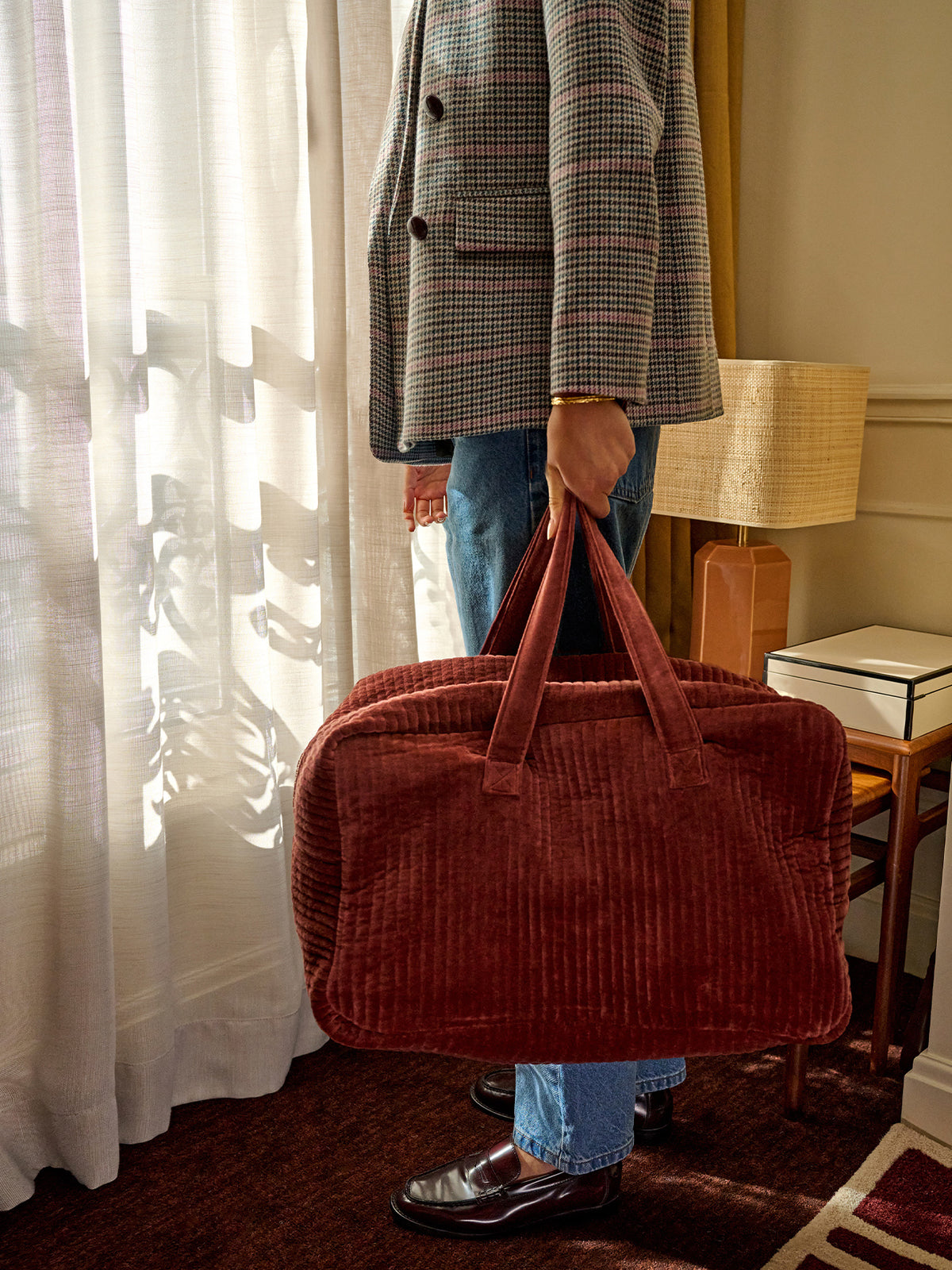LOOKBOOK_GRAND_HOTEL_femme_avec_sac_velours_rouge_a_la_main_e10beabd-ed54-4396-b090-54b72c3ff0be