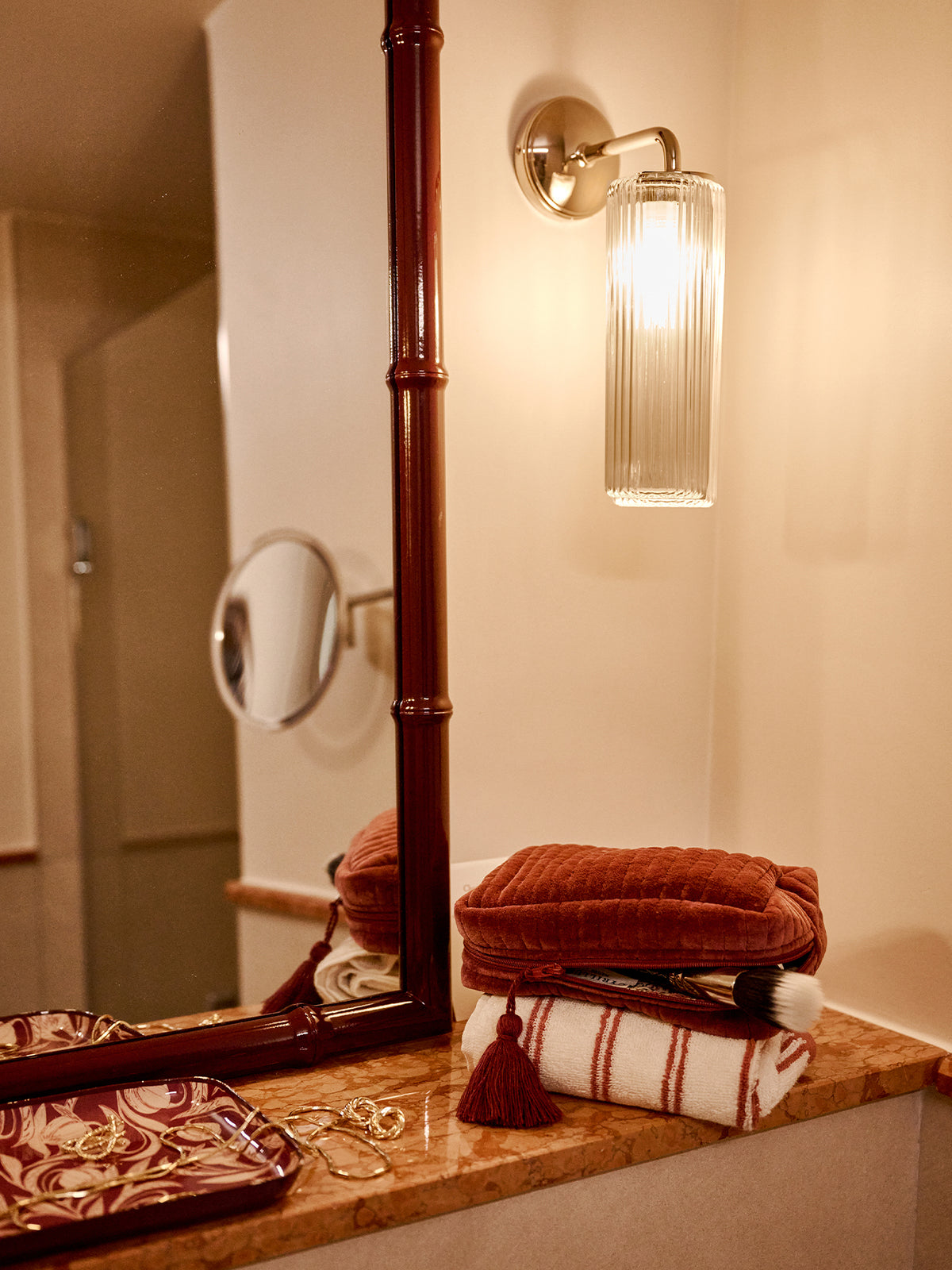 LOOKBOOK_GRAND_HOTEL_miroir_et_trousse_dans_la_salle_de_bain_5cf734c3-12e0-4183-b0c8-8e2ba1d16fa2