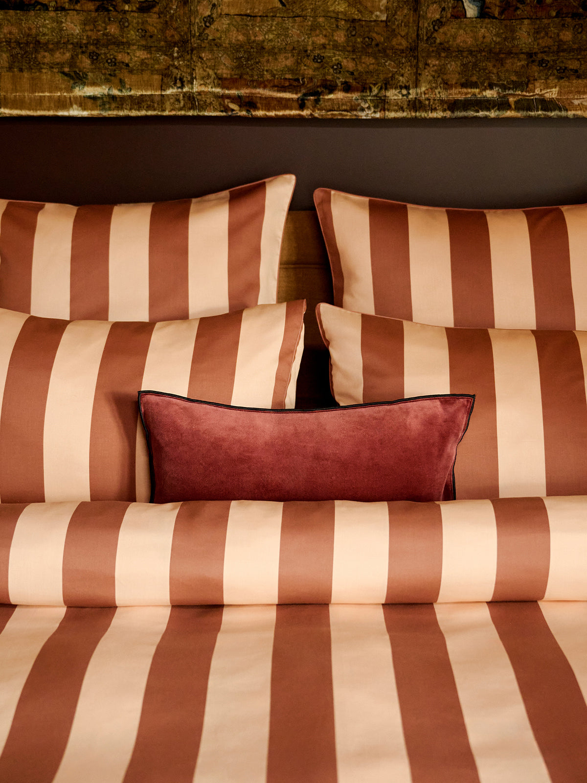 LOOKBOOK_GRAND_HOTEL_parure_lit_lignes_rouge_et_ecru_710d5710-d966-4ce1-bb6c-529d4df55994