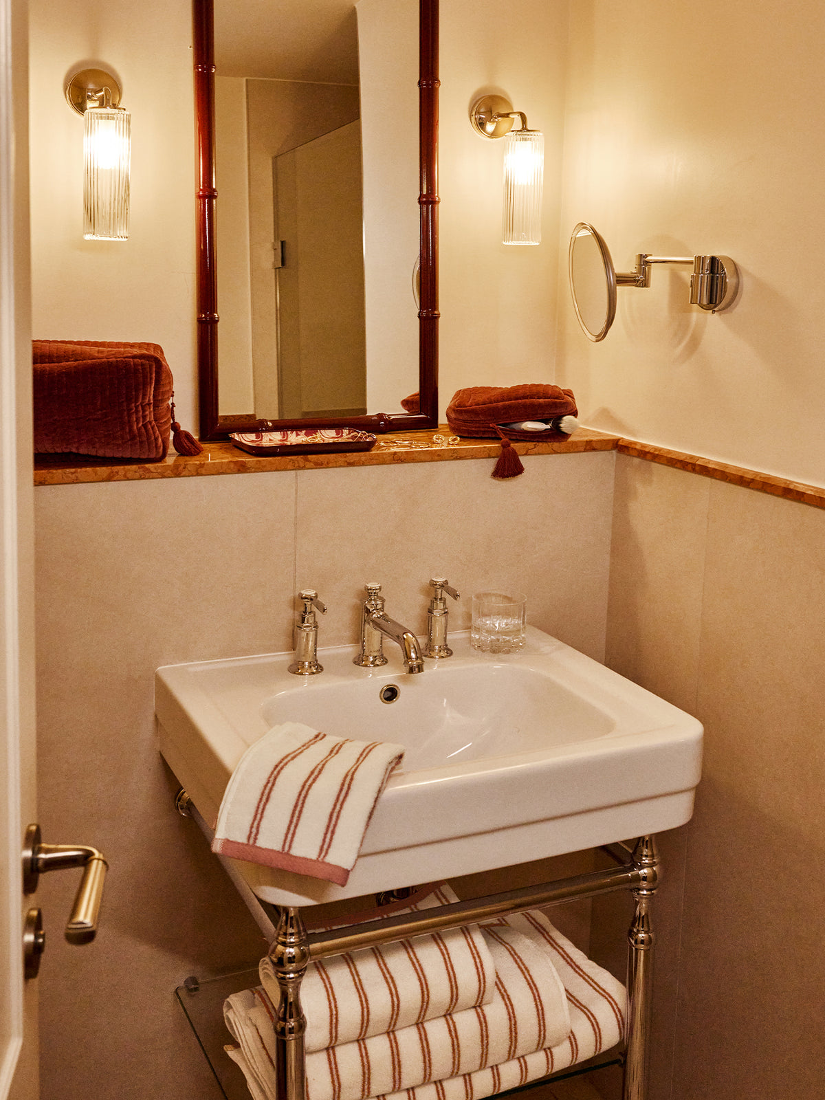 LOOKBOOK_GRAND_HOTEL_serviettes_dans_la_salle_de_bain_217588ca-93c0-4369-818d-174cb0da8028