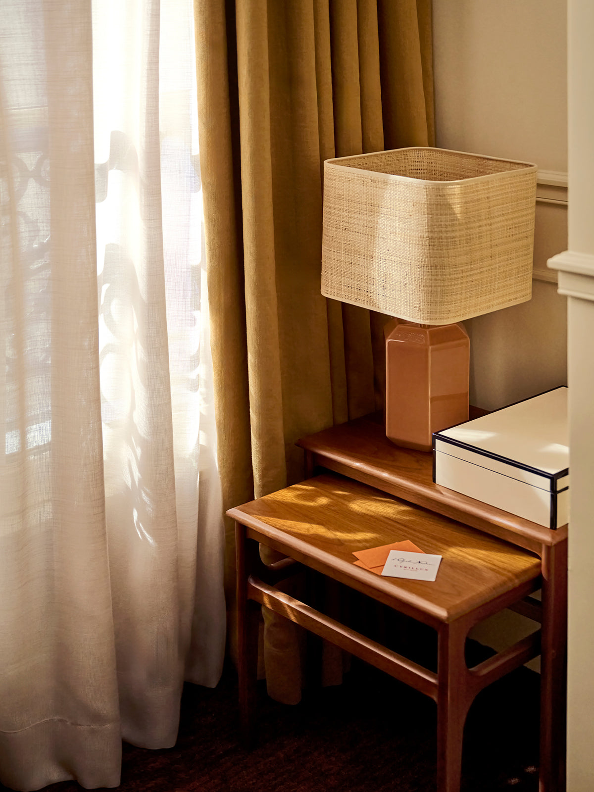 LOOKBOOK_GRAND_HOTEL_table_de_chevet_avec_lampe_f73367a2-d7ed-4087-aa9c-5c37b2c24e6a