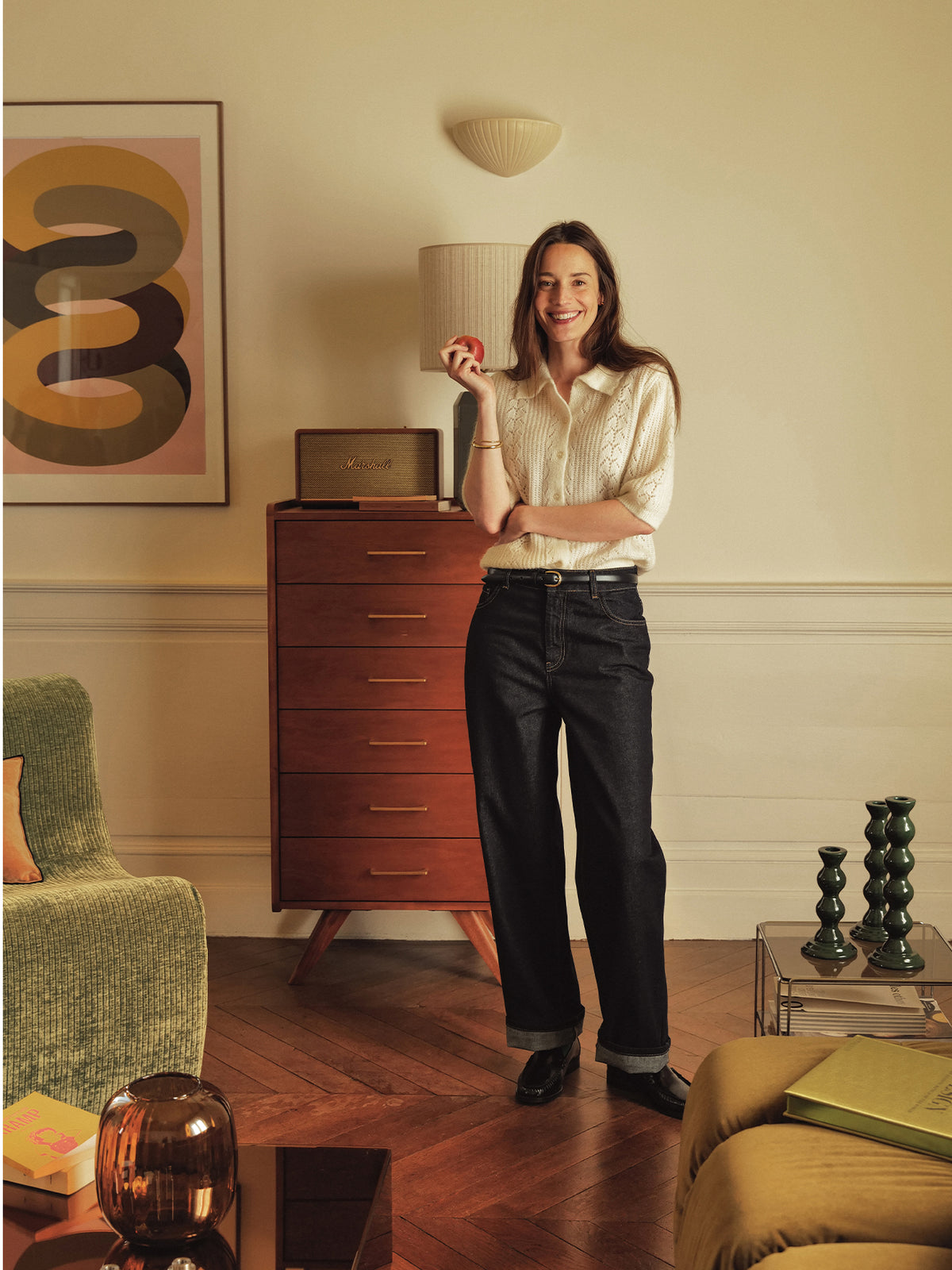 LOOKBOOK_La_Bourgogne_Femme_jean_et_polo_dans_le_salon