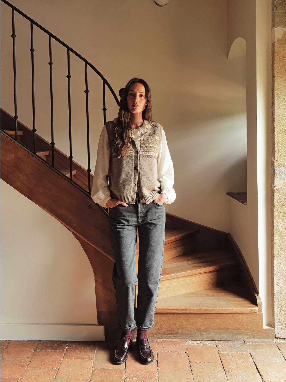 LOOKBOOK_La_Bourgogne_Femme_pres_escalier_jean_et_gilet_sans_manche