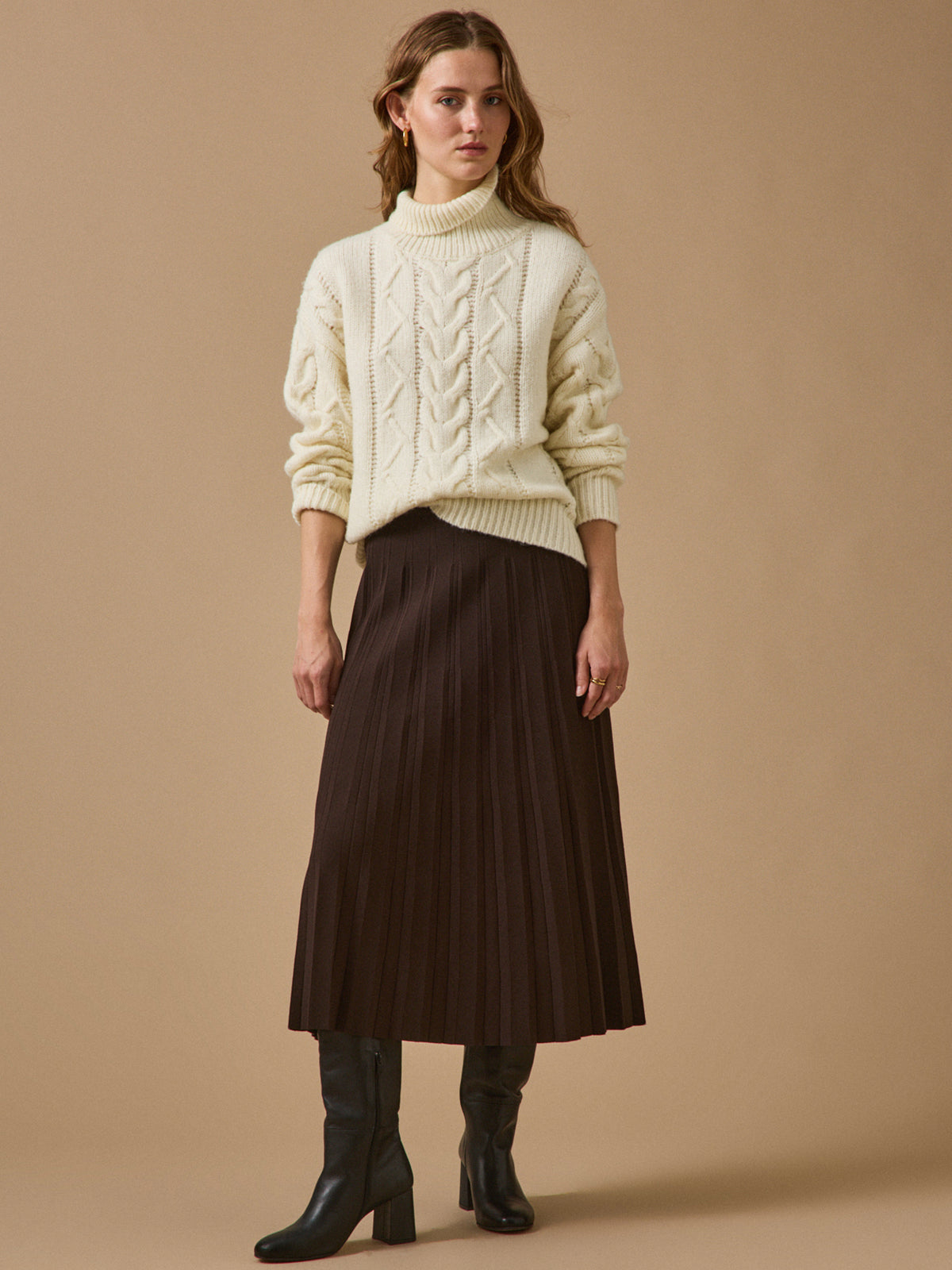 LOOKBOOK_La_Bourgogne_Femme_vpull_torsade_et_jupe_marron