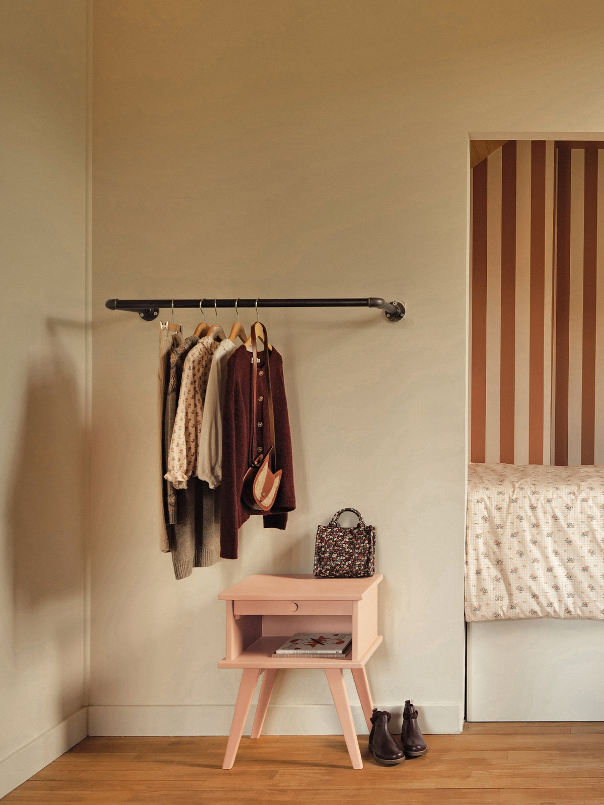 LOOKBOOK_La_Bourgogne_Maison-chevet_rose_pale