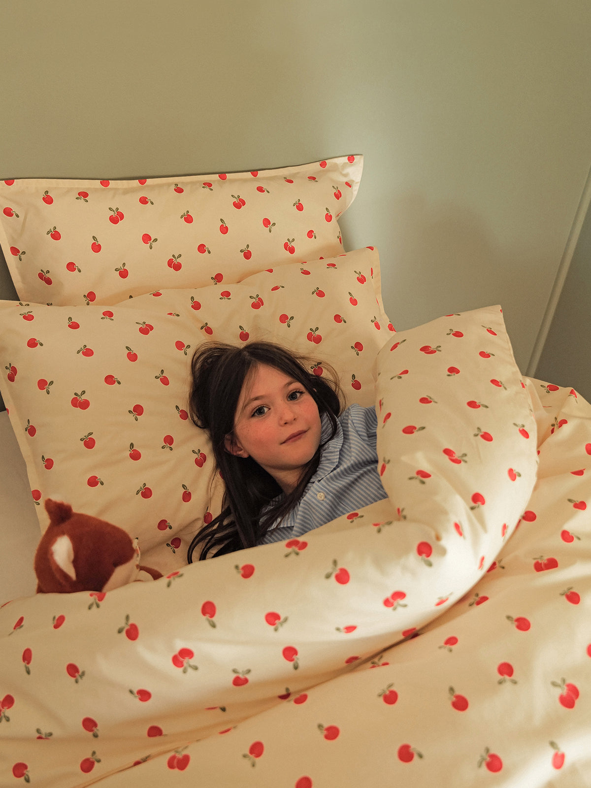 LOOKBOOK_La_Bourgogne_Maison-fillette_dans_parure_de_lit_cerises