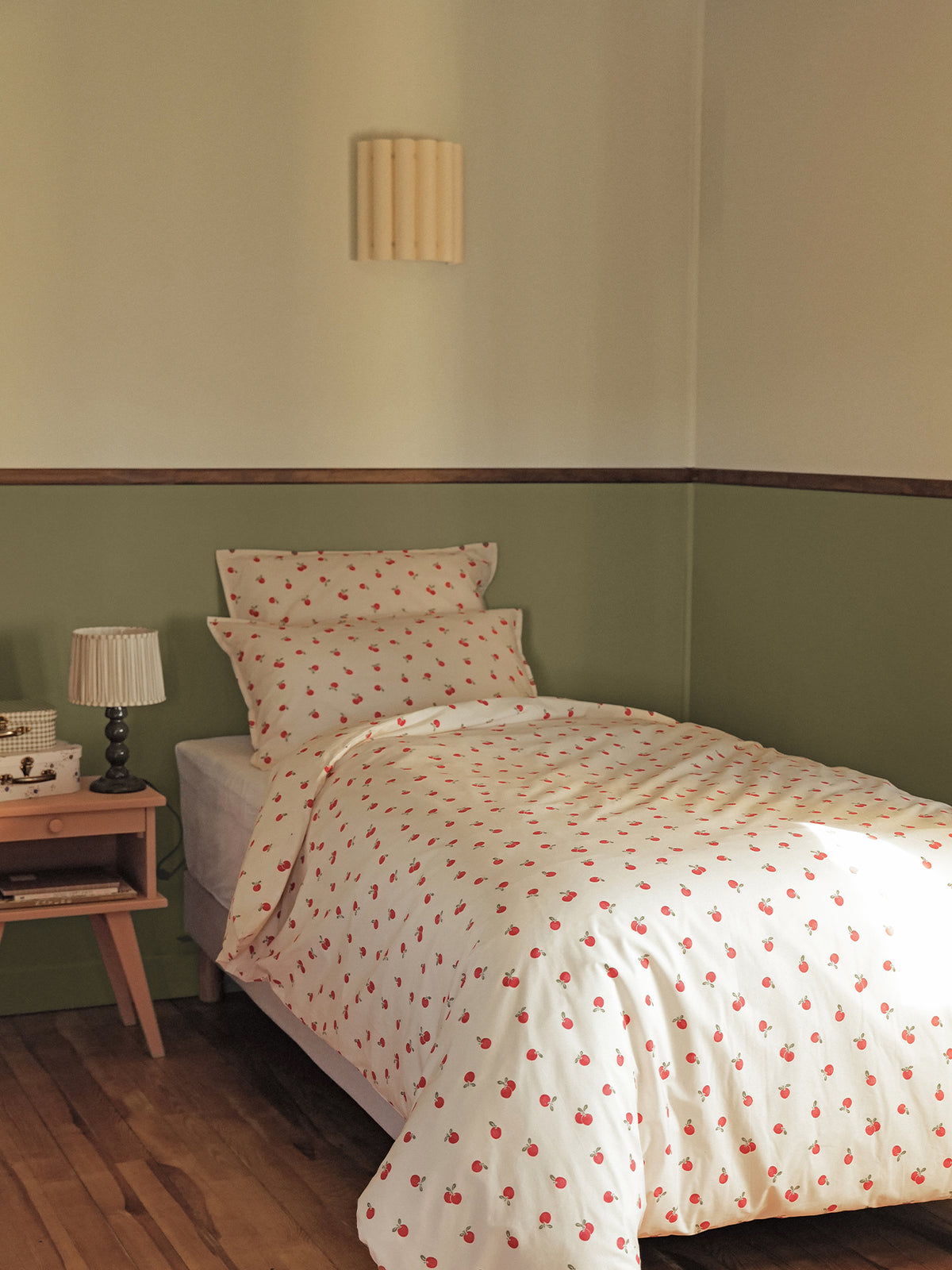 LOOKBOOK_La_Bourgogne_Maison-parure_de_lit_cerises