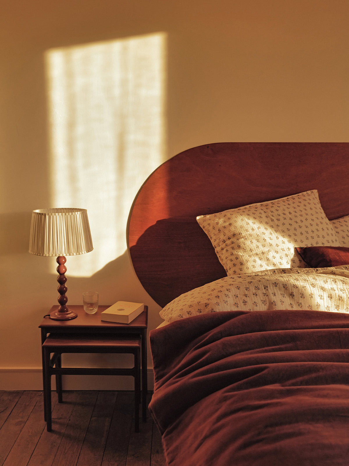 LOOKBOOK_La_Bourgogne_Maison-parure_draps_petites_fleurs_avec_chevet_en_bois_et_lampe
