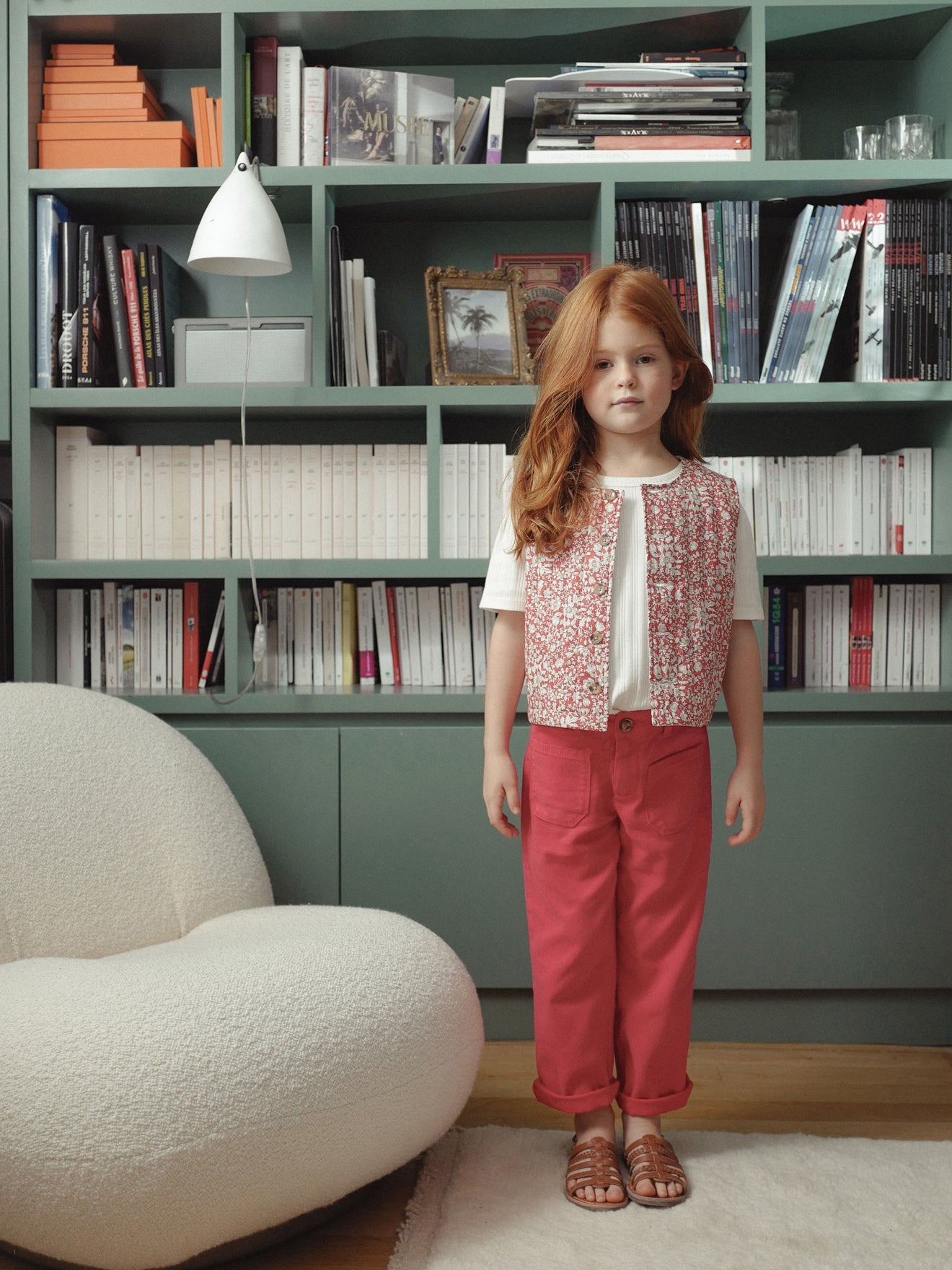look_fille_new_co_gilet_sm_liberty_rouge_pantalon_rouge_tshirt_blanc_et_sandales_marron
