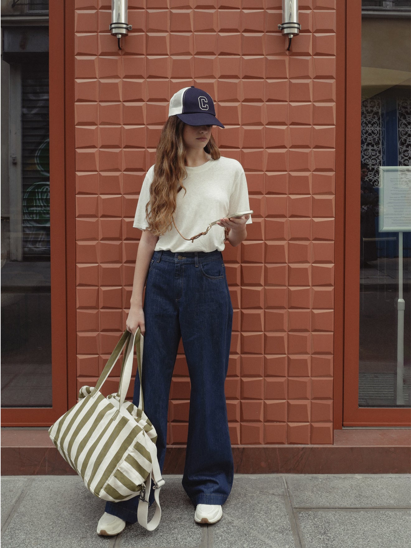 look_fille_new_co_jean_large_marine_t_shirt_casquette_et_sac_raye_vert