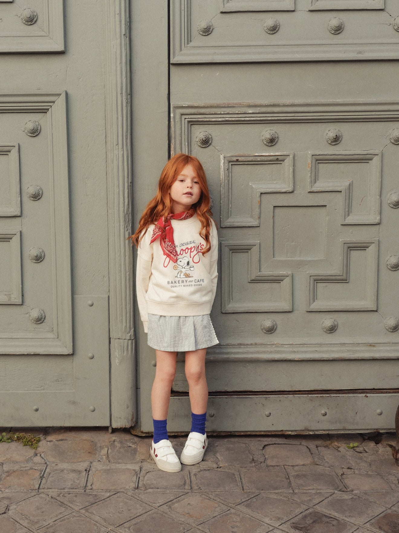 look_fille_new_co_sweat_snoopy_jupe_rayee_basket_veja_et_foulard_rouge