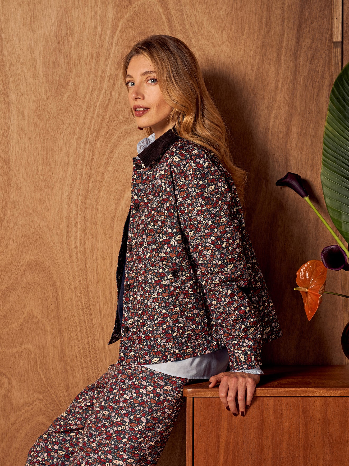 lookbook_liberty_femme_ens_veste_et_pantalon_assise