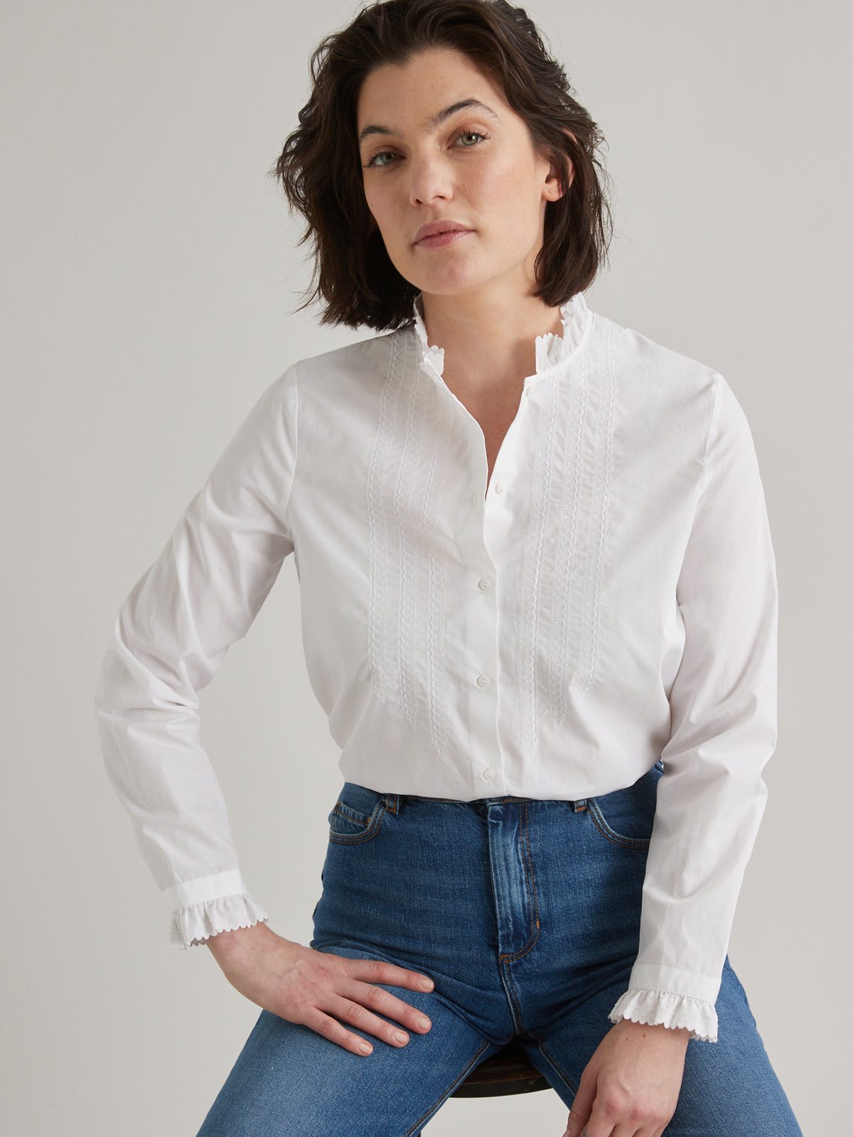 Blouse brodée col froufrou femme