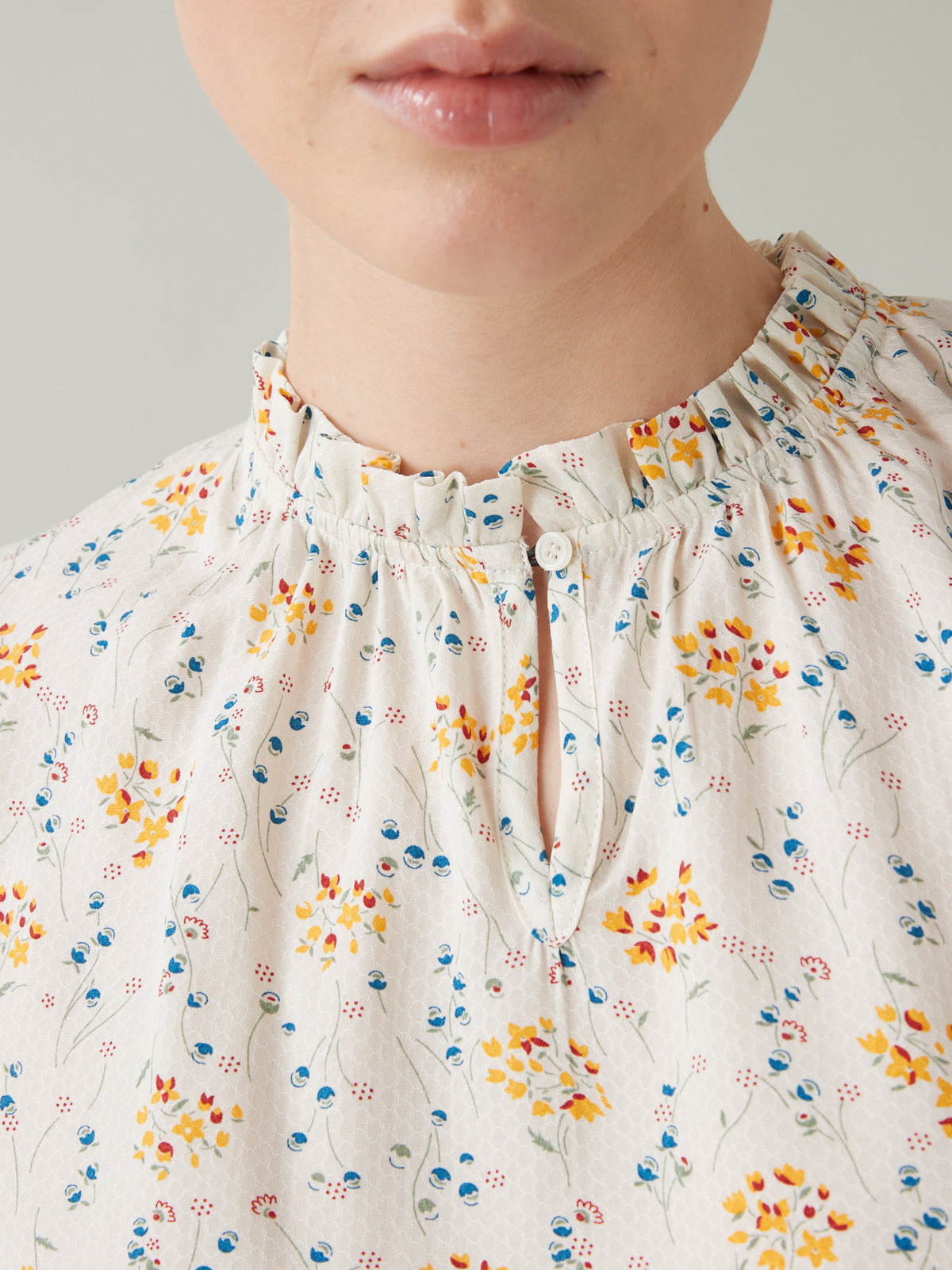 Damesbloes met ruchekraag en Eglantine-print
