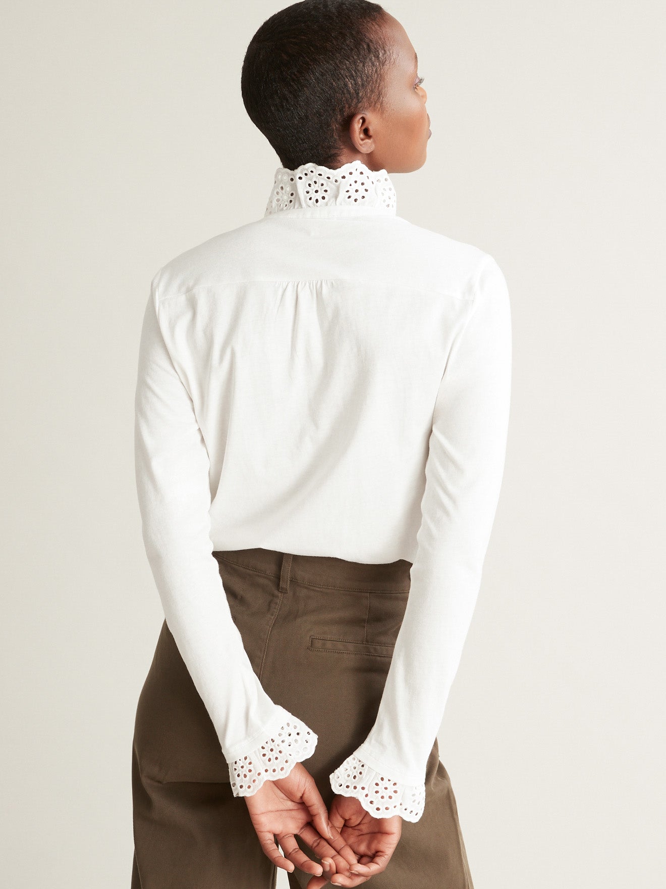 Damesshirt in 2 materialen met borduursel