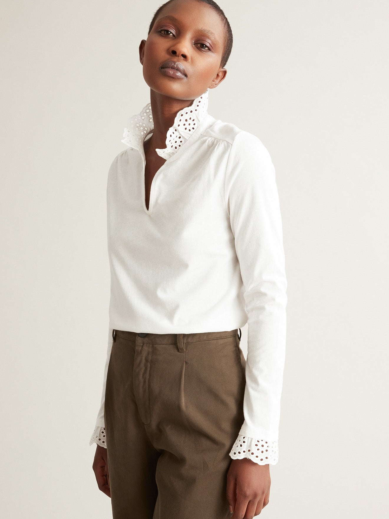 Damesshirt in 2 materialen met borduursel