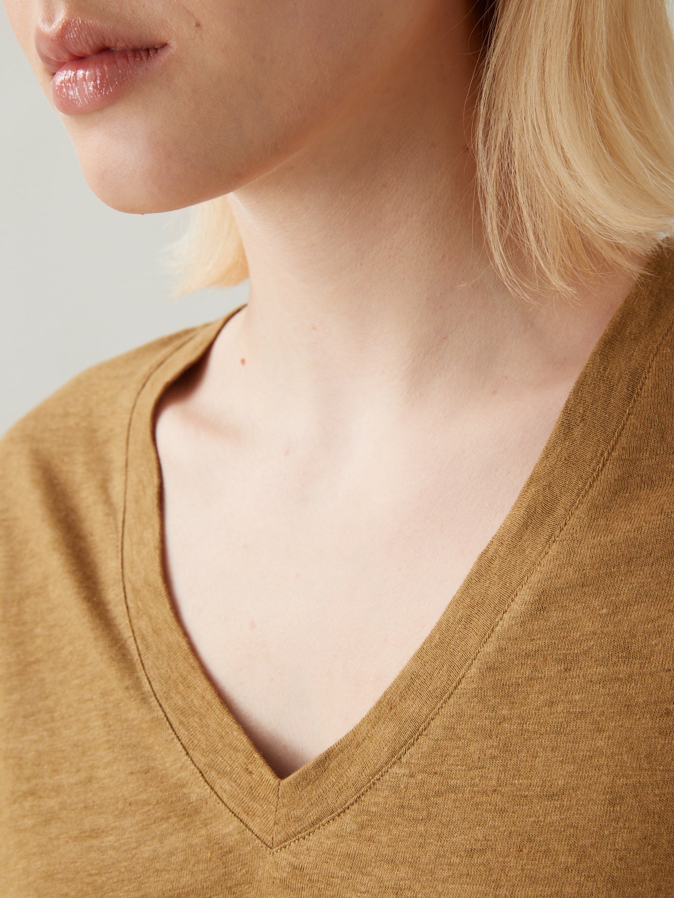 Damesshirt met V-hals in viscose en linnen