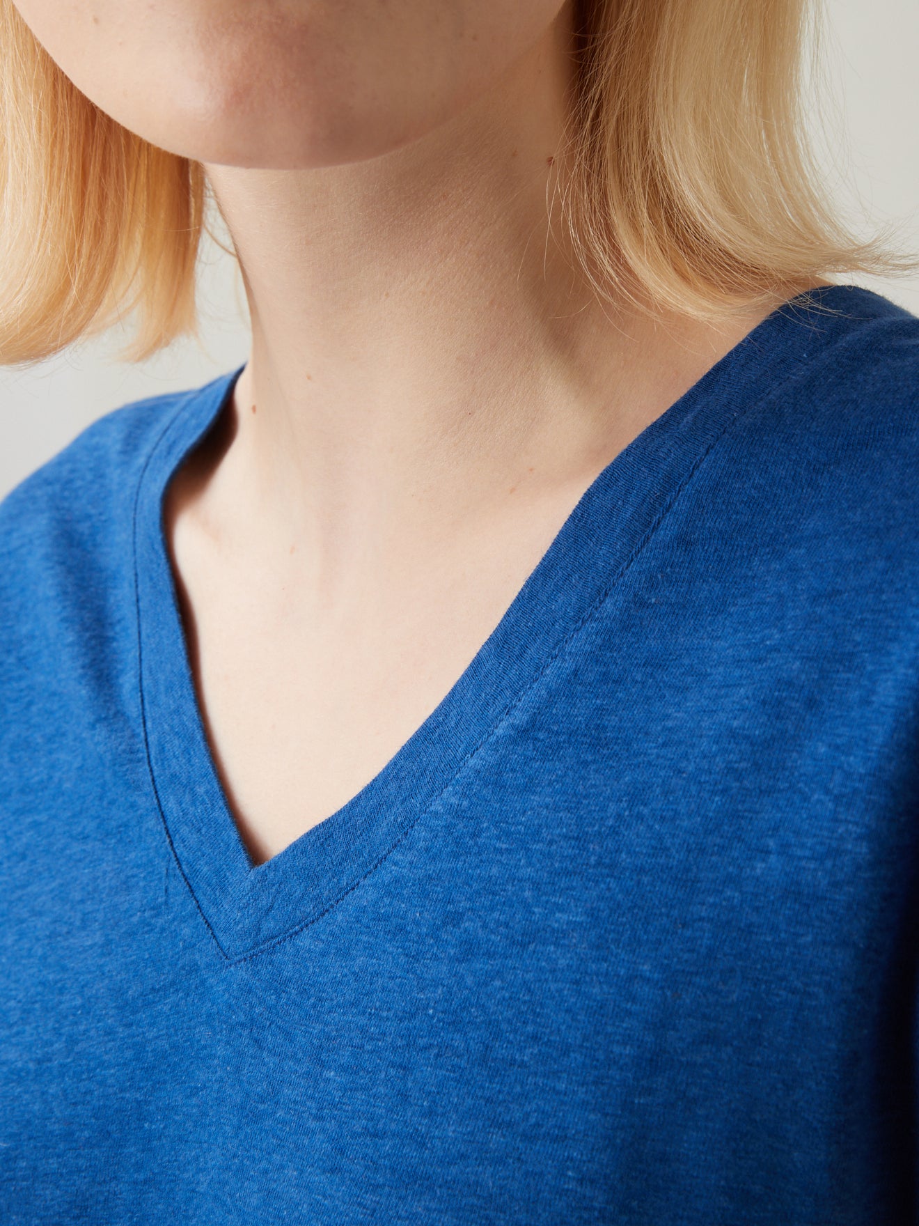 Damesshirt met V-hals in viscose en linnen