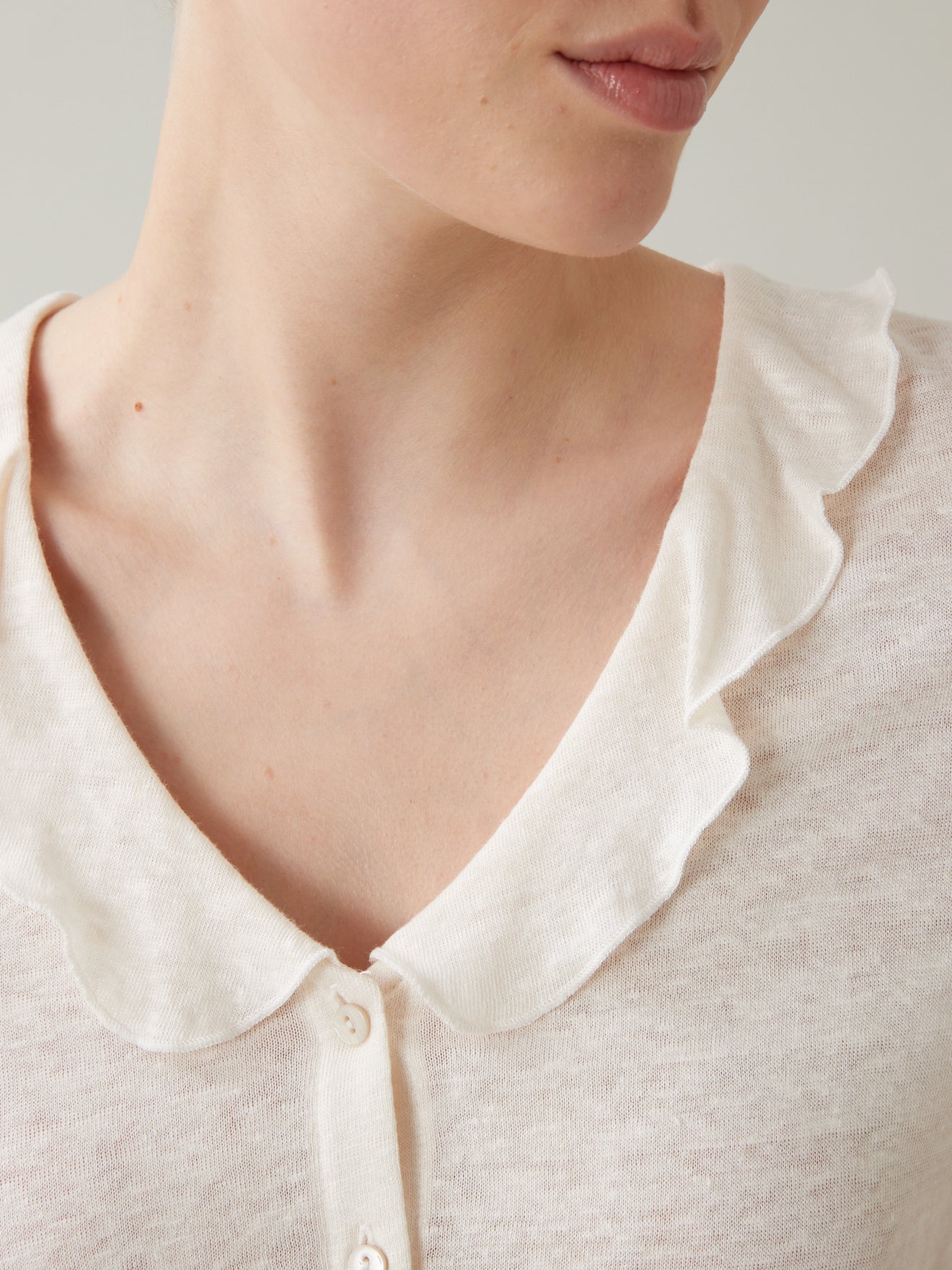 Linnen damesshirt met V-hals en knoopjes