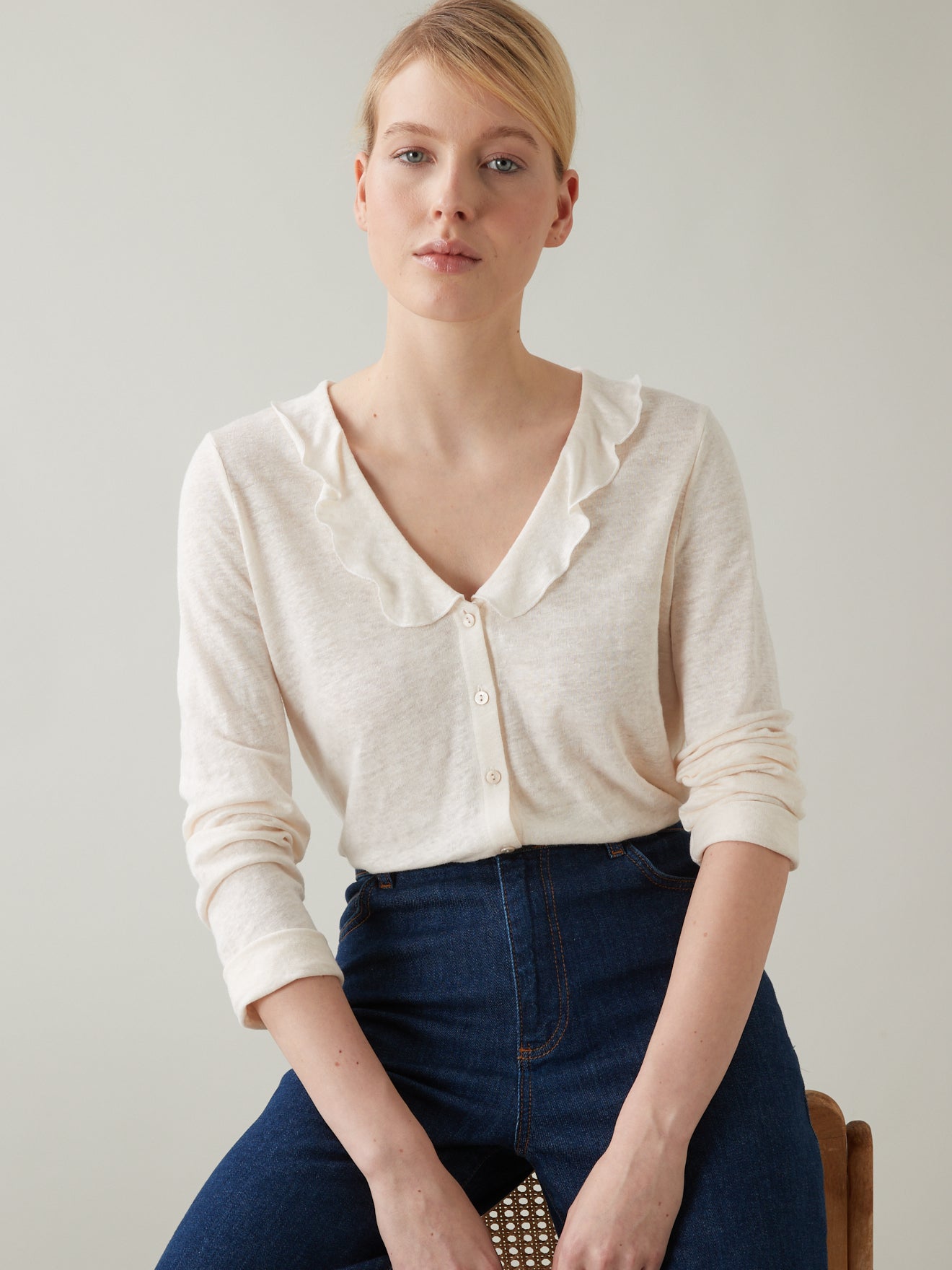 Linnen damesshirt met V-hals en knoopjes