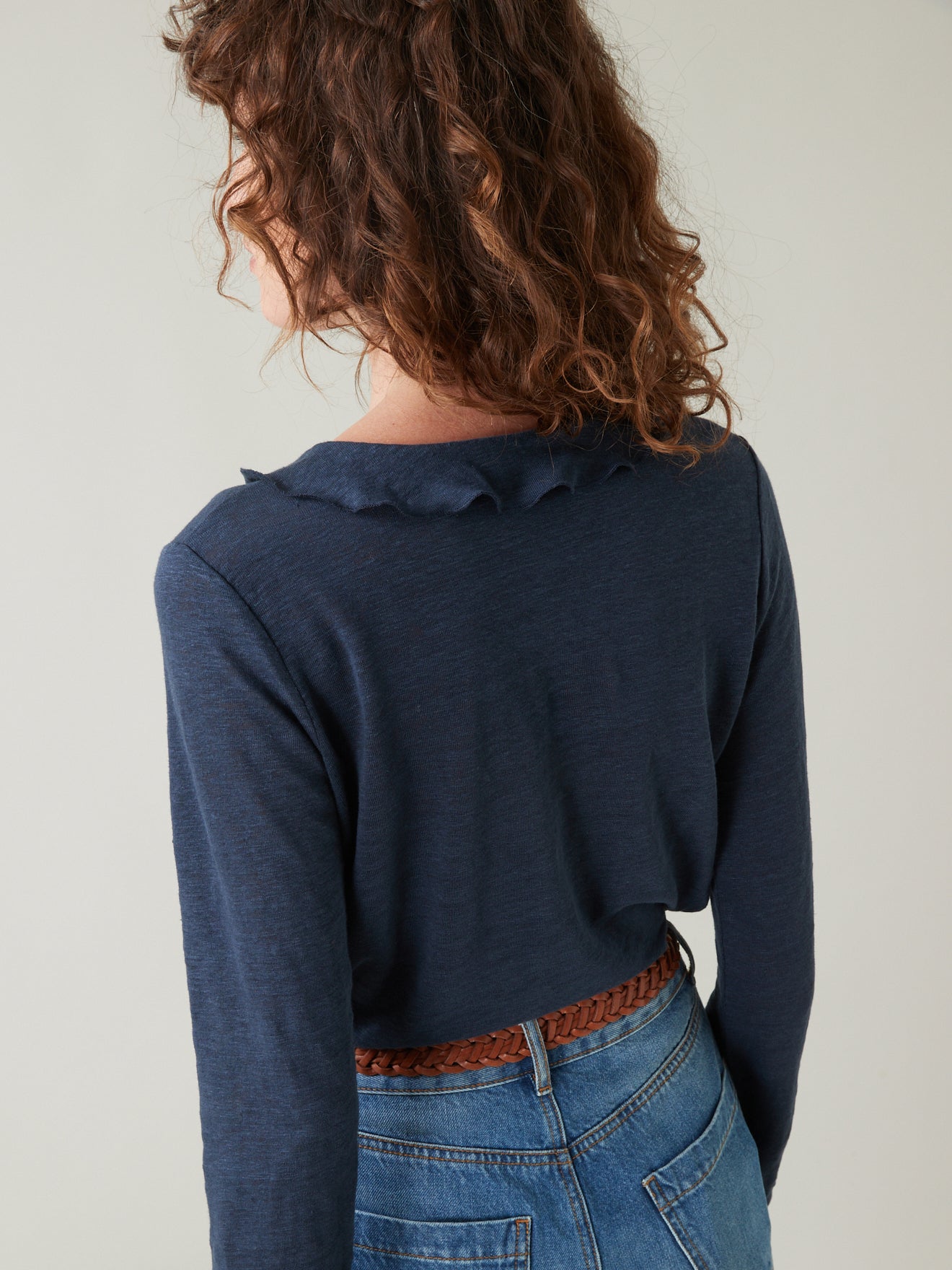 Linnen damesshirt met V-hals en knoopjes