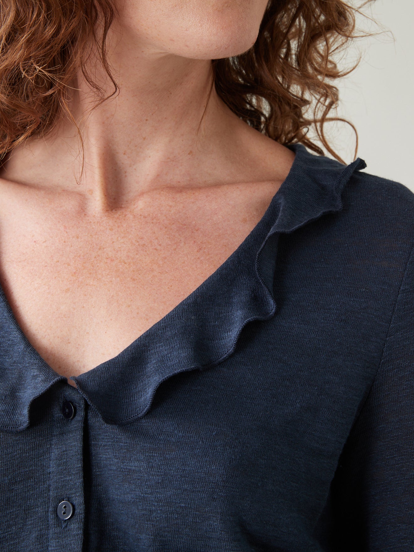 Linnen damesshirt met V-hals en knoopjes