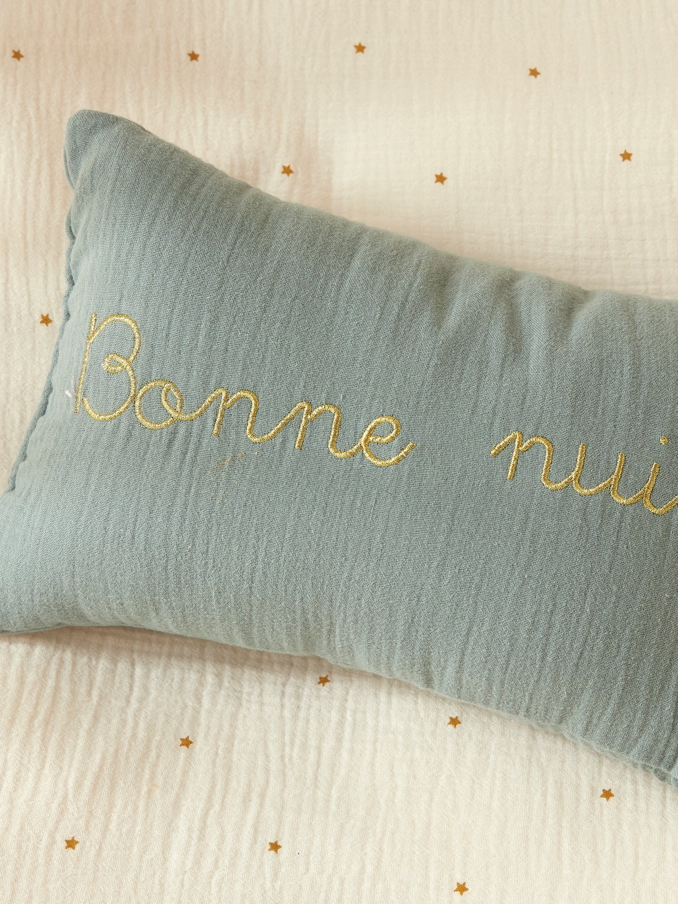 Kussentje in tetrastof met goudkleurig borduursel
