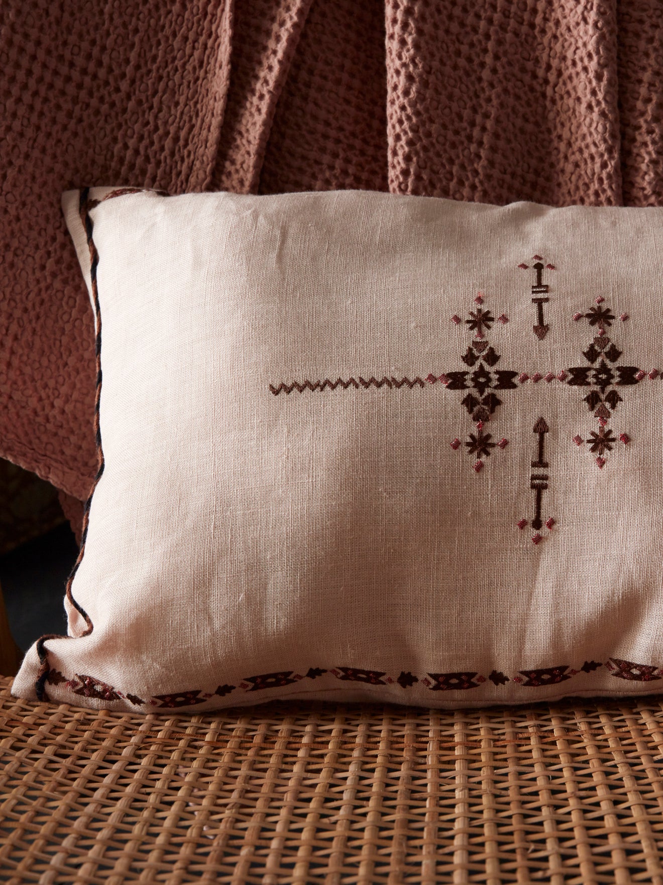 Housse de coussin brodée en lin
