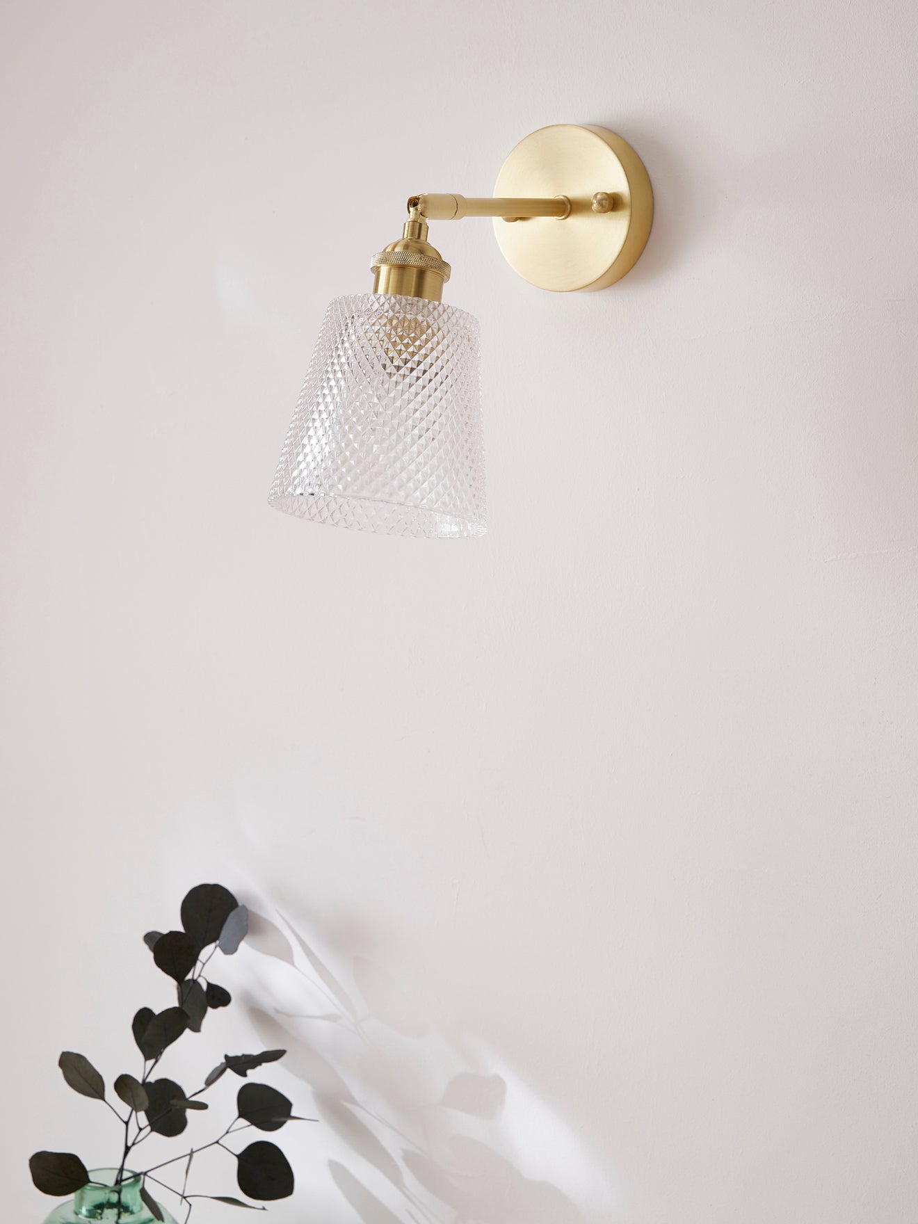 Wandlamp in metaal en geciseleerd glas