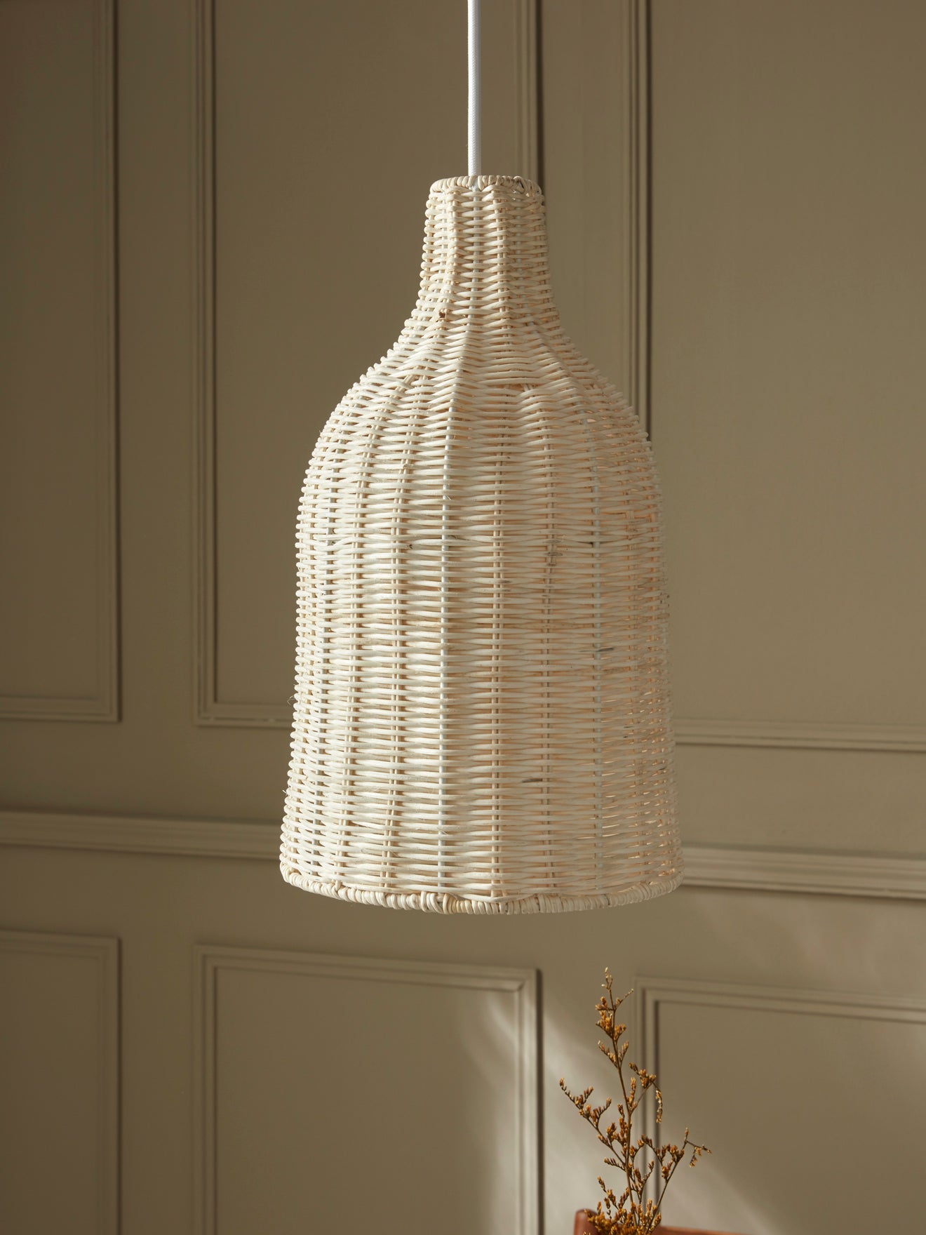 Suspension bouteille en rotin clair